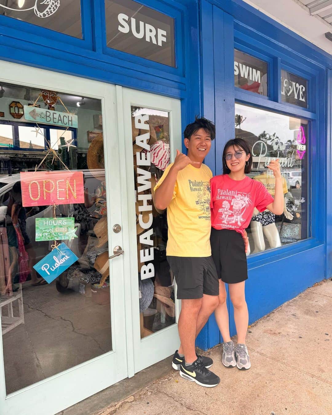 Pualani Hawaii Beachwearのインスタグラム：「ハネムーンでハワイにいらしていたサトカワご夫妻、コラボT着てアロハ〜🌺  幸せなお二人の笑顔、キラキラしていてとっても素敵でした🥰  ご来店いただきありがとうございました！またすぐハワイに戻って来てくださいね🌺😆  #ハワイ限定 #hawaii #ハワイ #ハワイ旅行 #ハワイ土産 #ハワイ好きな人と繋がりたい #ハワイ購入品 #ハワイ好き #ハワイ暮らし #ハワイ情報 #ハワイお土産 #aloha #ハワイ旅 #ハワイ限定品 #ハワイショッピング#モンサラット#プアラニハワイ#ボートハウス#キャプテンサンタ#モンサラットアベニュー#プアラニハワイビーチウェア」