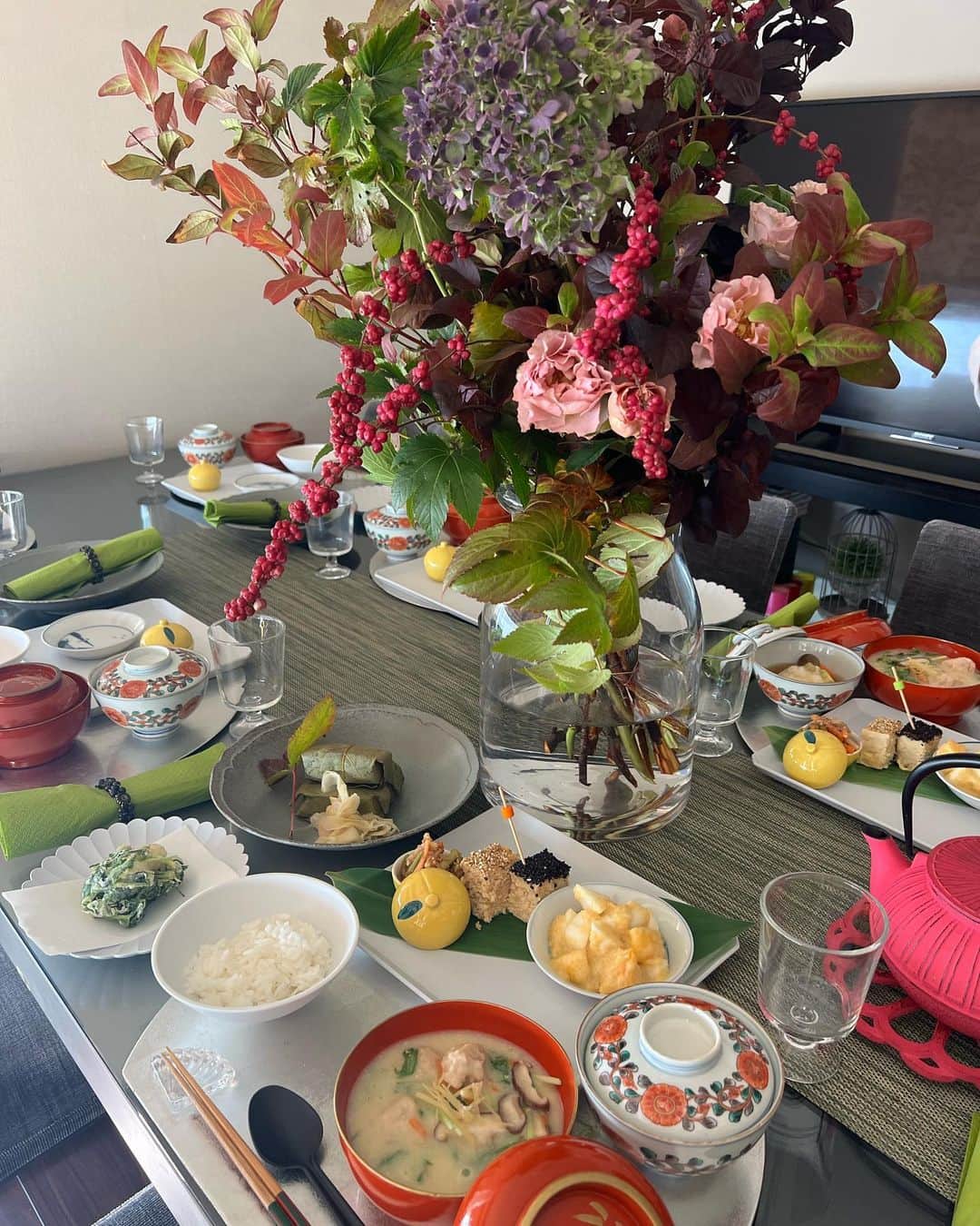 のインスタグラム：「帰国してすぐに、今月の料理教室W.E.へ！ @w.e._internationalcookingsalon   今月は和食！  柿の葉寿司とかぶら蒸しが私的にはヒット! そしてデザートの抹茶のテリーヌみたいなのがめっちゃ美味しかった\(//∇//)\  材料の準備は大変そうですが、手順はシンプルだったりなので、頑張って挑戦できるものはしてみたいです╰(*´︶`*)╯♡  それにしても帰国して早々に美味しい和食が食べられて幸せでした(〃ω〃)（笑）  #習い事#料理教室#和食#趣味」