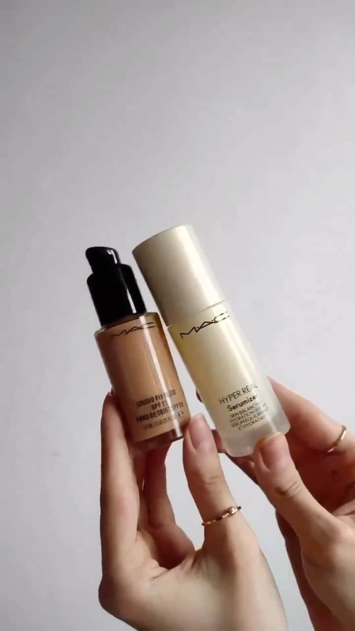 M·A·C Cosmetics BRのインスタグラム：「A dupla inseparável, Serumizer+Base Studio Fix Fluid! ✨ Aplicando o sérum hidratante Hyper Real Serumizer na preparação de pele, e depois a nossa base Studio Fix Fluid SPF 15, você cria o efeito glow na pele com acabamento natural e de longa duração 💦  #REGRAM @maccosmeticsarg   #ParaTodoMundoVer: Uma mão segura uma base e depois aparece uma mão segurando um sérum de embalagem branca.」