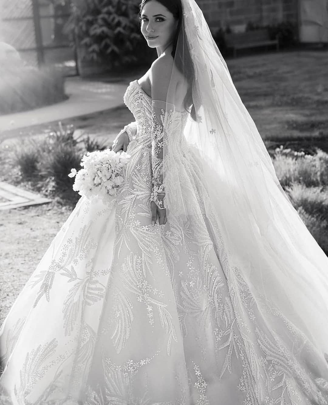 Steven Khalilのインスタグラム：「An ethereal and dreamlike vision, perfect for our radiant bride. Custom Couture by STEVEN KHALIL. Captured by @emiliobphotography  #stevenkhalil #stevenkhalilbride  #bridal」