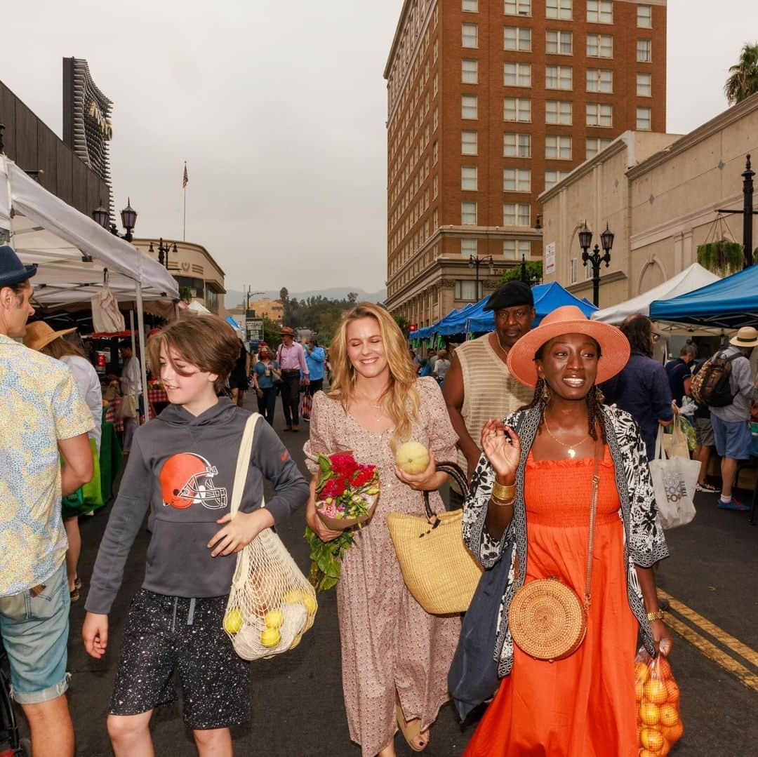 アリシア・シルヴァーストーンのインスタグラム：「A day spent at the Farmer’s Market with these beautiful peeps is a day well spent. 💛☀️☺️」