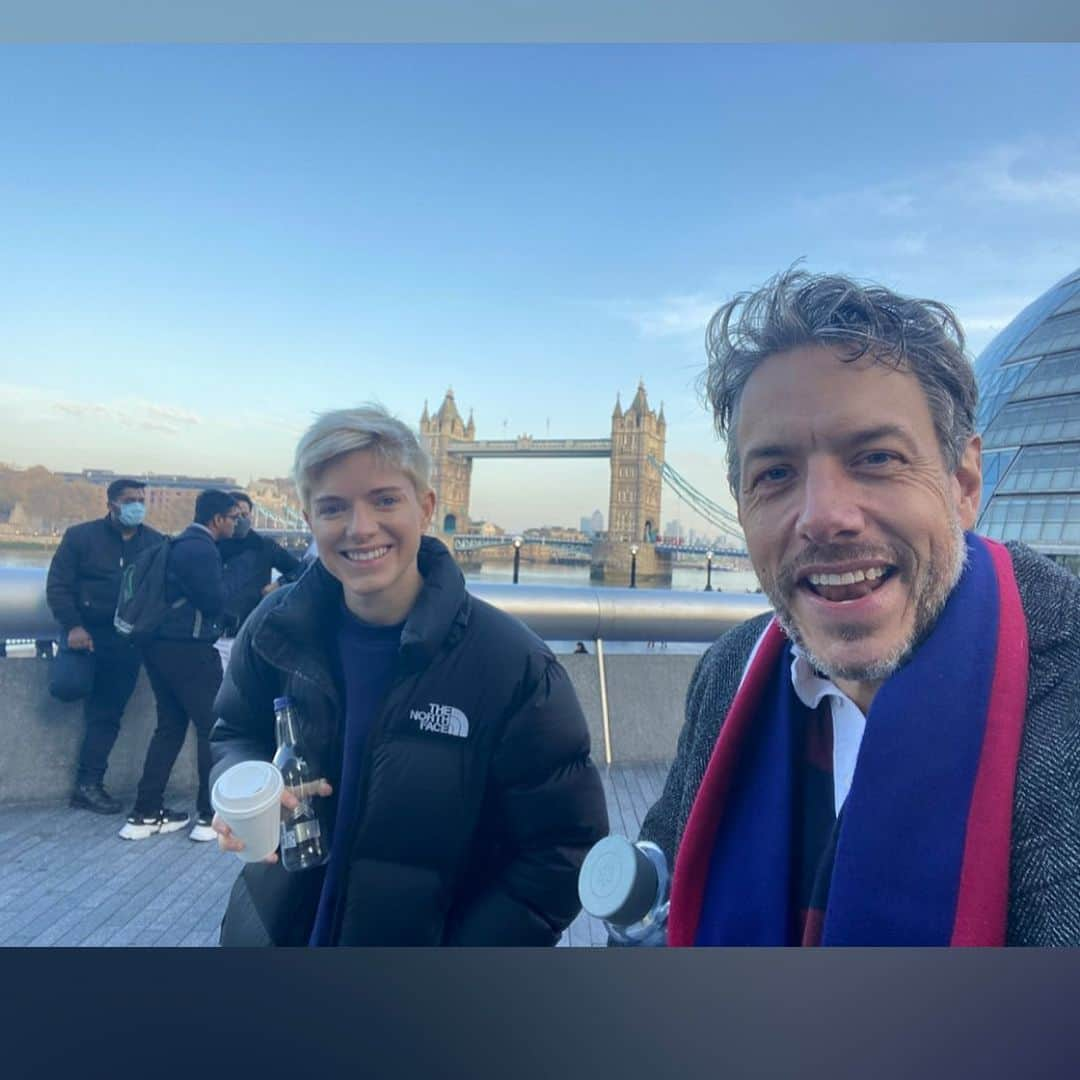 ジョン・ロス・ボウイのインスタグラム：「I got one of those bittersweet google reminders that this was three years ago. Shooting “feel good” in London. In November 2020. Early November. For a bright splash of perspective, I strongly recommend watching American election results in a foreign country. #feelgood #nandos #towerbridge」