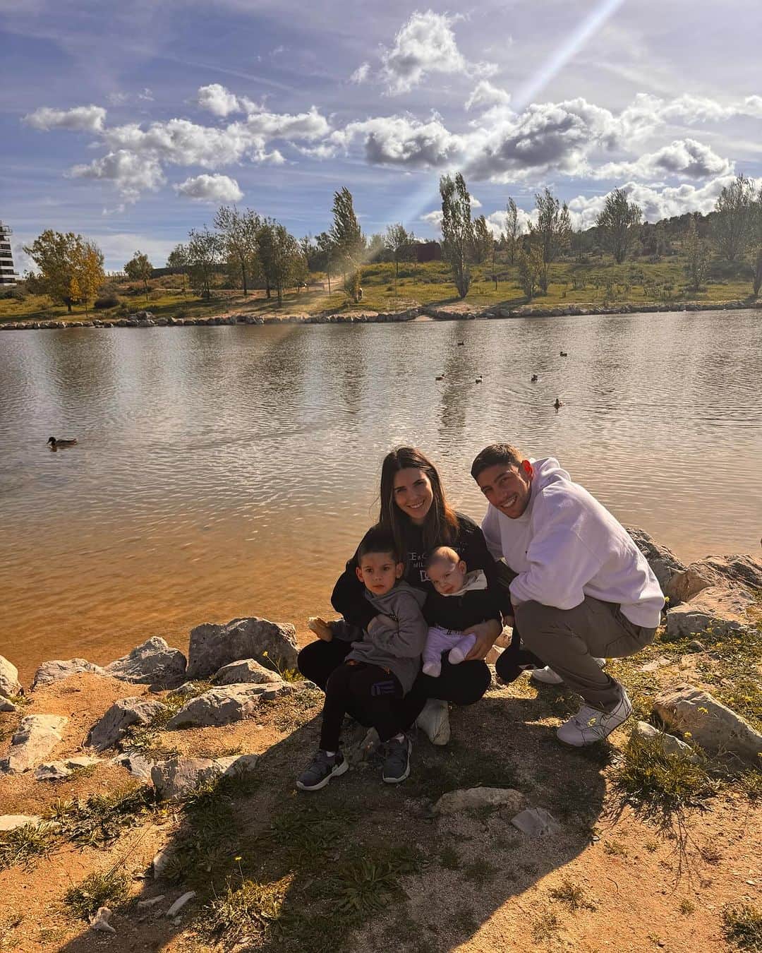 フェデリコ・バルベルデのインスタグラム：「Recargando energías antes del viaje a Uruguay  La familia es lo primero 🤍🙏🏼 los amo」