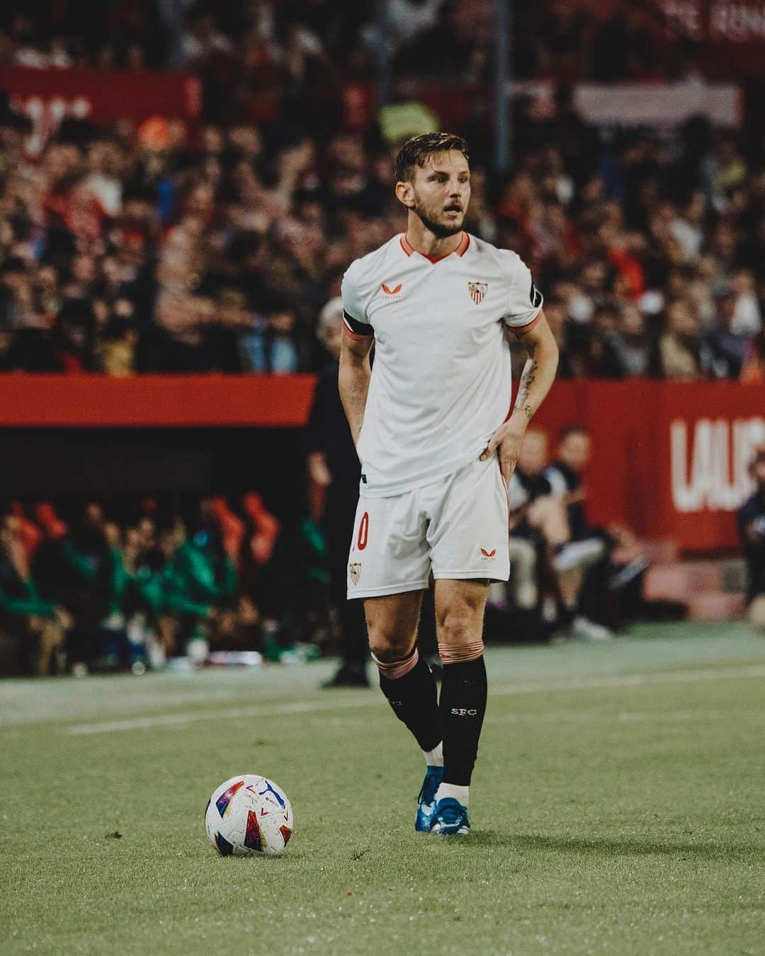 イヴァン・ラキティッチさんのインスタグラム写真 - (イヴァン・ラキティッチInstagram)「MI SEVILLA♥️ GRACIAS AFICIÓN!🙏🏼🚀  📸 @chacalexandre   #sevillafc #rakitic  #laliga #wearesevilla」11月13日 6時27分 - ivanrakitic