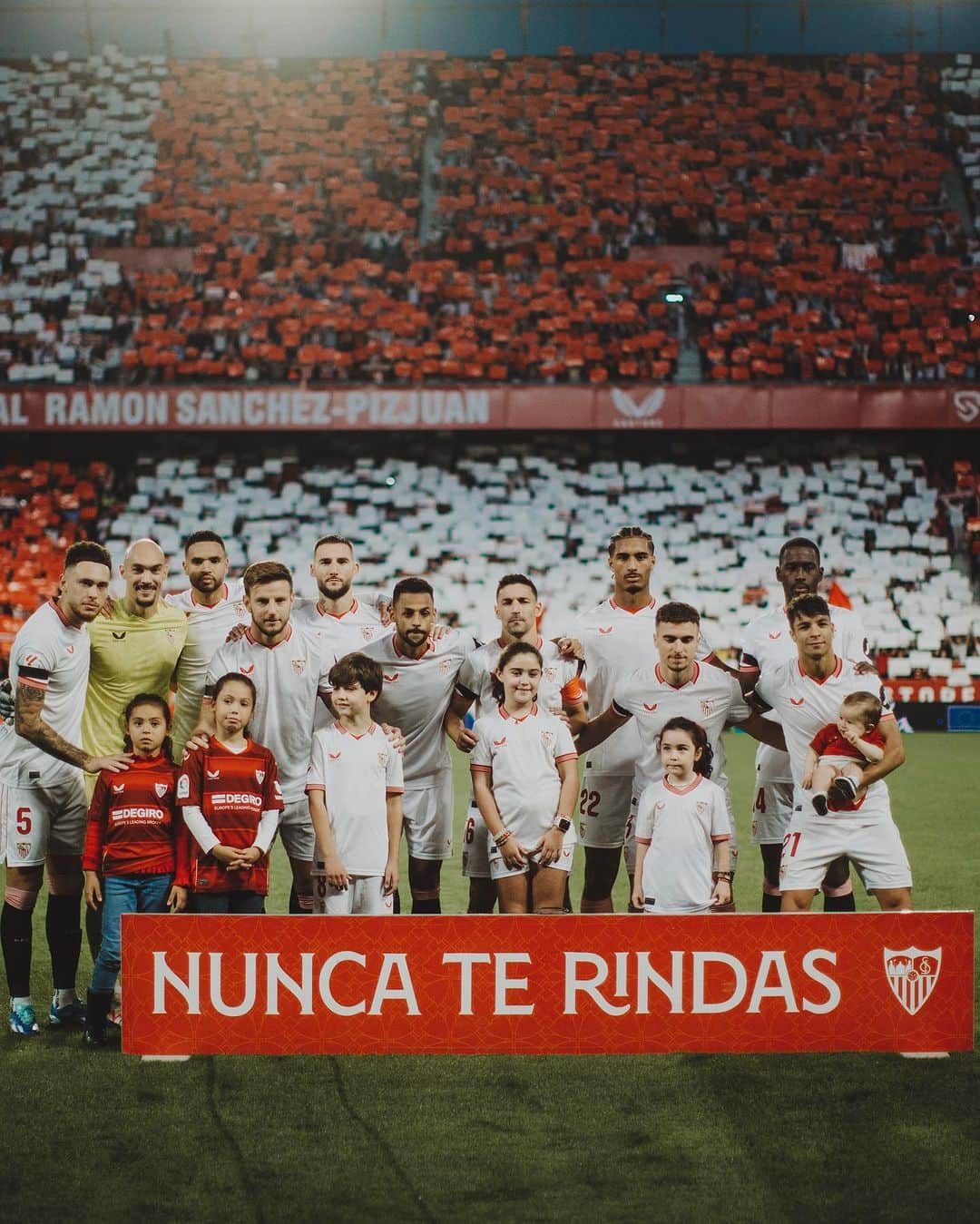 イヴァン・ラキティッチさんのインスタグラム写真 - (イヴァン・ラキティッチInstagram)「MI SEVILLA♥️ GRACIAS AFICIÓN!🙏🏼🚀  📸 @chacalexandre   #sevillafc #rakitic  #laliga #wearesevilla」11月13日 6時27分 - ivanrakitic