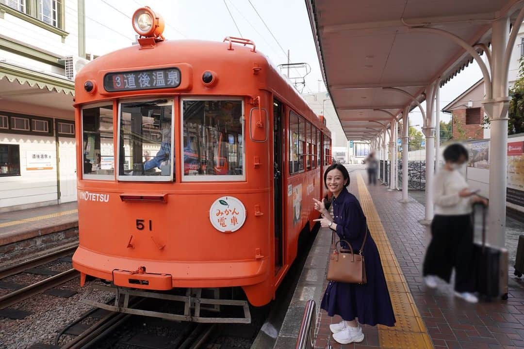 高畠麻奈さんのインスタグラム写真 - (高畠麻奈Instagram)「🍊愛媛初上陸♨️ 四国旅最終日は体調回復！ こじんまりとした雰囲気が好みだった道後温泉。 朝風呂や足湯withみかんジュースでポカポカ。 テンションが上がったみかん電車。 松山城に向かうリフトが気持ち良くて大はしゃぎ。 かとうよしあきくんにしっかり挨拶。 敷地内にあった松の木の美しさにほれぼれ。  のんびりするにはピッタリの道後温泉、また行きたい☺︎  #愛媛県#愛媛旅行#四国旅行 #道後温泉#足湯カフェ#坊ちゃん #みかん電車#鯛めし#松山城」11月13日 6時31分 - mana_724