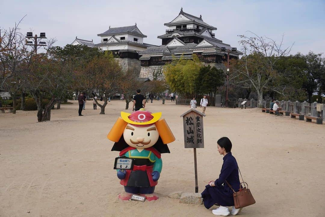 高畠麻奈さんのインスタグラム写真 - (高畠麻奈Instagram)「🍊愛媛初上陸♨️ 四国旅最終日は体調回復！ こじんまりとした雰囲気が好みだった道後温泉。 朝風呂や足湯withみかんジュースでポカポカ。 テンションが上がったみかん電車。 松山城に向かうリフトが気持ち良くて大はしゃぎ。 かとうよしあきくんにしっかり挨拶。 敷地内にあった松の木の美しさにほれぼれ。  のんびりするにはピッタリの道後温泉、また行きたい☺︎  #愛媛県#愛媛旅行#四国旅行 #道後温泉#足湯カフェ#坊ちゃん #みかん電車#鯛めし#松山城」11月13日 6時31分 - mana_724