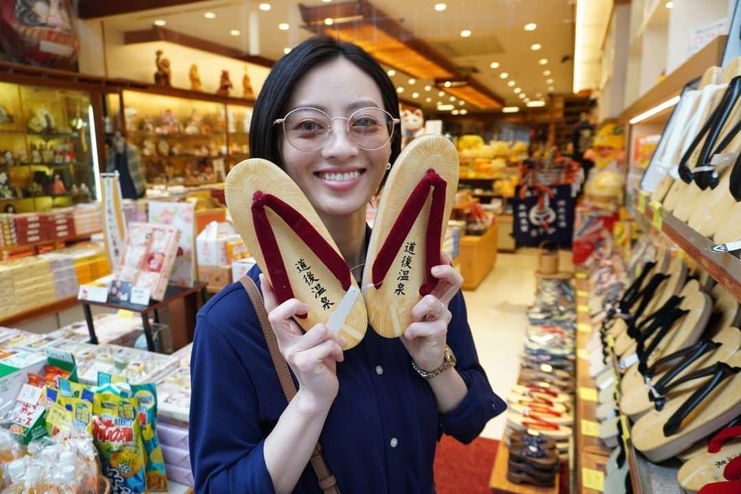 高畠麻奈のインスタグラム：「🍊愛媛初上陸♨️ 四国旅最終日は体調回復！ こじんまりとした雰囲気が好みだった道後温泉。 朝風呂や足湯withみかんジュースでポカポカ。 テンションが上がったみかん電車。 松山城に向かうリフトが気持ち良くて大はしゃぎ。 かとうよしあきくんにしっかり挨拶。 敷地内にあった松の木の美しさにほれぼれ。  のんびりするにはピッタリの道後温泉、また行きたい☺︎  #愛媛県#愛媛旅行#四国旅行 #道後温泉#足湯カフェ#坊ちゃん #みかん電車#鯛めし#松山城」