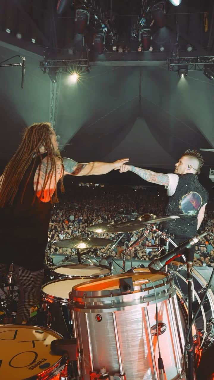 Shinedownのインスタグラム：「Can’t take it all too seriously… Gotta find time to have some fun!!!   🎥 @sanjayparikhphoto   #SundayFunday #TheRevolutionsLiveTour #LiveMusic #LiveShow #RockShow #Shinedown #Drummer」