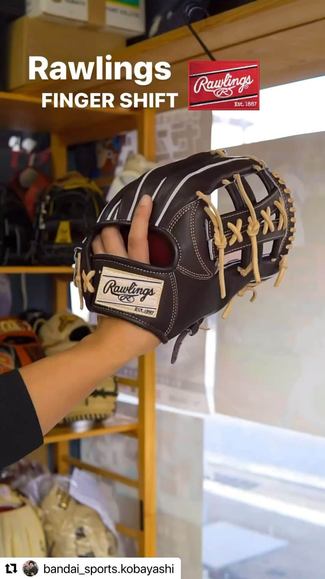 Rawlings Japanのインスタグラム：「#Repost @bandai_sports.kobayashi with @use.repost ・・・ ついに、、、キタッー！Rawlingsから小指二本入れ専用グラブ【フィンガーシフト】シリーズ登場！  展示会で見た日から待ち侘びていました！  【小林の感じた事まとめ】 ・小指かけを小指外側につける事で、グラブをはめた時に小指、薬指が独立するので装着した時の違和感がない。  ・装着した感じは通常の5本入れに近い感覚があるので、これから小指二本入れで使用したいと思っているプレーヤーもオススメ！  ・薬指と中指に指又があるのでより小指、薬指が効きやすくグラブを閉じるときに力が要らない。そのため余計な力が要らずハンドリングが良くなる。  ・特殊設計により小指2本入れなのに、ボールをきちんとキャッチしている捕球感がある！！  ぜひ一度お店で確認してみてねー！  #野球 #グローブ #rawlings #ローリングス #高校野球 #草野球 #軟式野球 #オーダーグローブ #オーダーグラブ #バンダイスポーツ #バンスポ #型付け #湯もみ #小林魂の型付け @rawlings_japan_llc」