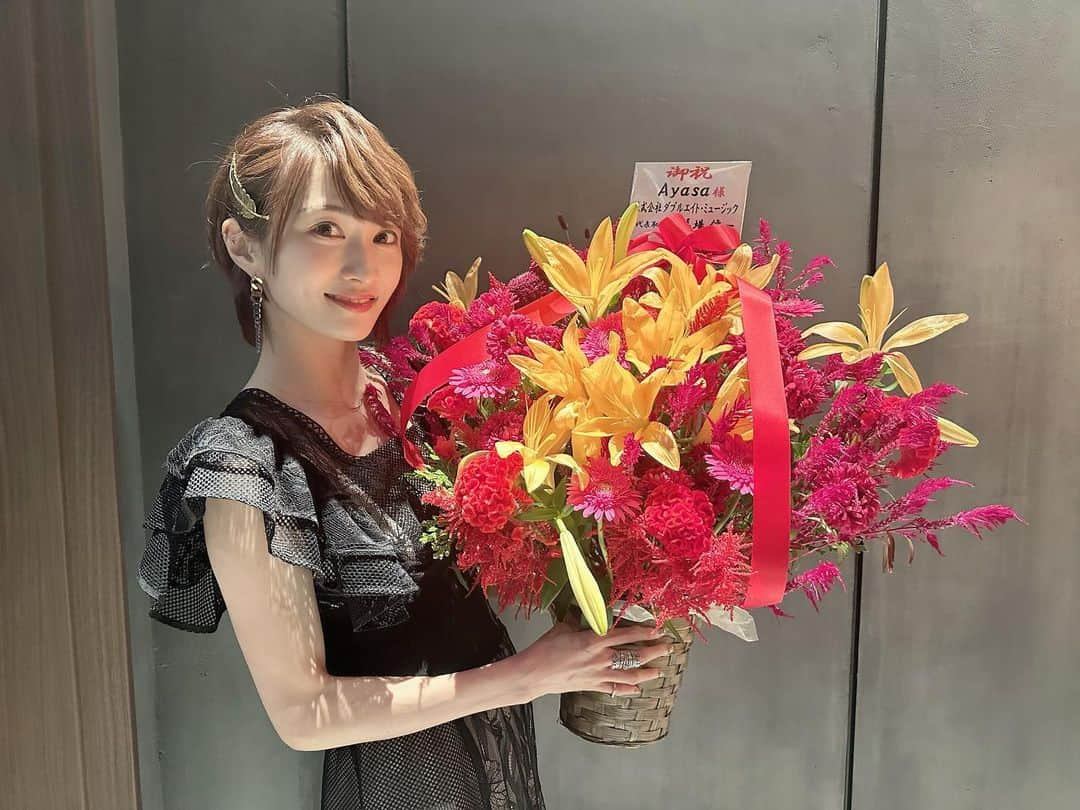 AYASAさんのインスタグラム写真 - (AYASAInstagram)「💐💐💐 めちゃくちゃ素敵なフラスタや楽屋花たち💐 どれも本当に綺麗&可愛くて会場を彩ってくれました💗 いつもお心遣いありがとうございます🥰 ・ ・ #あやさバスフェス  #あやたみんず #あやたみんち」11月13日 6時50分 - ayasa_doya