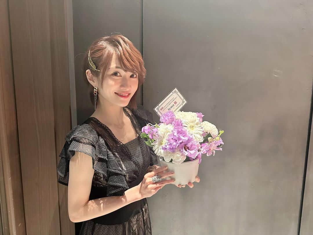 AYASAさんのインスタグラム写真 - (AYASAInstagram)「💐💐💐 めちゃくちゃ素敵なフラスタや楽屋花たち💐 どれも本当に綺麗&可愛くて会場を彩ってくれました💗 いつもお心遣いありがとうございます🥰 ・ ・ #あやさバスフェス  #あやたみんず #あやたみんち」11月13日 6時50分 - ayasa_doya