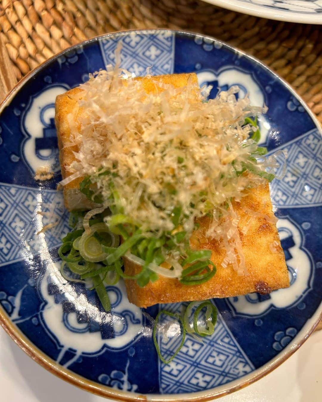 安藤優子さんのインスタグラム写真 - (安藤優子Instagram)「キャンプ飯day3❣️  おはようです。  リンです。  昨日はね、ずっとおかーさんがNetflixで外国のドラマを見ていたから、おとーさんがキャンプ飯担当。  またブルーノで、ホルモン焼きだって。  キャベツともやし。  おかーさんが、作ったのはね、里芋と蛸の煮物。  赤モクときゅうりのお酢のもの。  厚揚げのカリカリ焼き。  蛸ブツだって。  〆は豚バラ焼きそばね。  ずっとテーブル下から圧かけたけど（笑）なーにも落ちてこなかったよ。  でもおとーさんとおかーさんがおやつをくれたけどね。  ほんのちょっとだけだけどね。  さっ今日から新しい1週間の始まりです!  みなさん、さむーい朝ですが、暖かくして元気にお過ごしください!  アタシはこれから朝ンポです!  行ってきまーす。  #キャンプ飯  #ブルーノ   #フレンチブルドッグ  #安藤優子」11月13日 6時51分 - yukoando0203