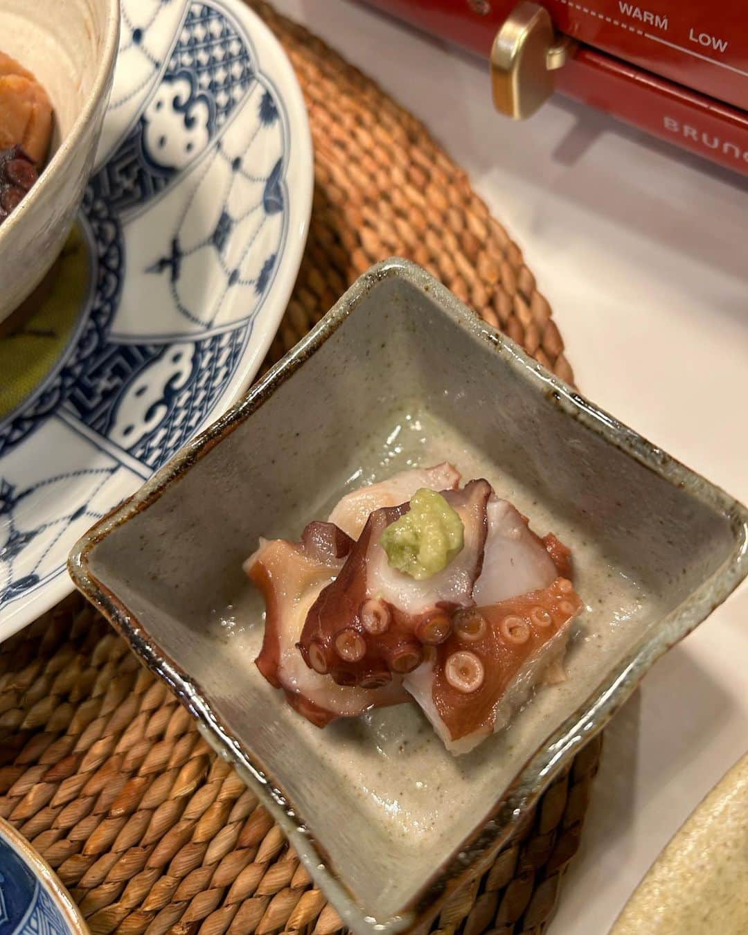 安藤優子さんのインスタグラム写真 - (安藤優子Instagram)「キャンプ飯day3❣️  おはようです。  リンです。  昨日はね、ずっとおかーさんがNetflixで外国のドラマを見ていたから、おとーさんがキャンプ飯担当。  またブルーノで、ホルモン焼きだって。  キャベツともやし。  おかーさんが、作ったのはね、里芋と蛸の煮物。  赤モクときゅうりのお酢のもの。  厚揚げのカリカリ焼き。  蛸ブツだって。  〆は豚バラ焼きそばね。  ずっとテーブル下から圧かけたけど（笑）なーにも落ちてこなかったよ。  でもおとーさんとおかーさんがおやつをくれたけどね。  ほんのちょっとだけだけどね。  さっ今日から新しい1週間の始まりです!  みなさん、さむーい朝ですが、暖かくして元気にお過ごしください!  アタシはこれから朝ンポです!  行ってきまーす。  #キャンプ飯  #ブルーノ   #フレンチブルドッグ  #安藤優子」11月13日 6時51分 - yukoando0203
