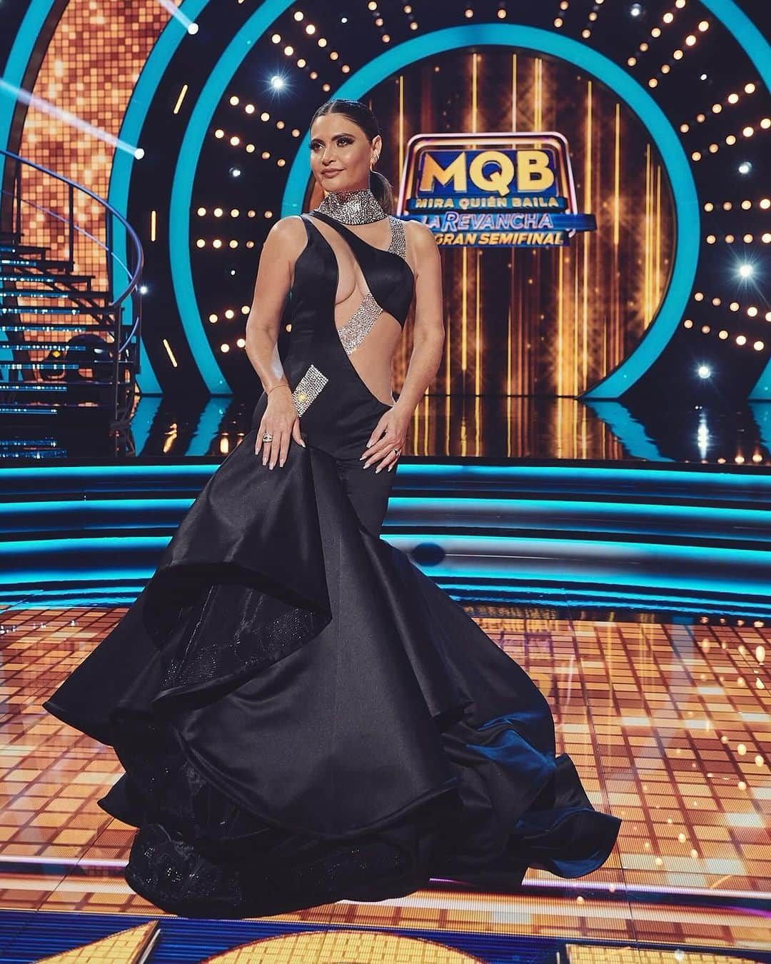 Chiquinquira Delgadoさんのインスタグラム写真 - (Chiquinquira DelgadoInstagram)「Noche de Semifinal !! @miraquienbaila #miraquienbaila  A bailar se ha dicho!! 💃 Los espero a las 7pm x @univision!  Stylist: @gabyrougestyle  Dress: @jerssayarredondo  Glam: @mjtheartist  Jewelry: @wishfinejewelry  📸 @carmenlira / @felipe_cuevas_photo」11月13日 6時55分 - chiqui_delgado