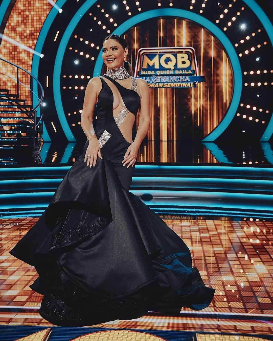 Chiquinquira Delgadoさんのインスタグラム写真 - (Chiquinquira DelgadoInstagram)「Noche de Semifinal !! @miraquienbaila #miraquienbaila  A bailar se ha dicho!! 💃 Los espero a las 7pm x @univision!  Stylist: @gabyrougestyle  Dress: @jerssayarredondo  Glam: @mjtheartist  Jewelry: @wishfinejewelry  📸 @carmenlira / @felipe_cuevas_photo」11月13日 6時55分 - chiqui_delgado