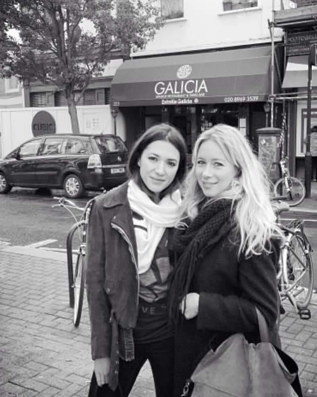 ミシェル・ブランチのインスタグラム：「Little did I know that on this day 10 years ago, when I agreed to meet @sonyajasinski_ for lunch at Pizza East in Notting Hill, I was forging one of the most important friendships of my life. We’ve seen it all together, births, deaths, marriages, divorce, falling madly in love (always) and painful heartbreaks. Young single moms and now our babies are in college. I’m so grateful you’re in my life. I’ve never laughed harder with anyone and I’ve never met anyone who understands me better than you. What a gift. Love you, Son.」
