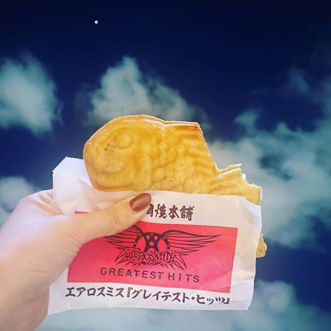 橋本あかねのインスタグラム：「Cheers to Aerosmith taiyaki tonight again! Together with a tiny moon.   #Aerosmith  #エアロスミスたい焼き   夜空にエアロスミスたい焼きを添えて🫶」