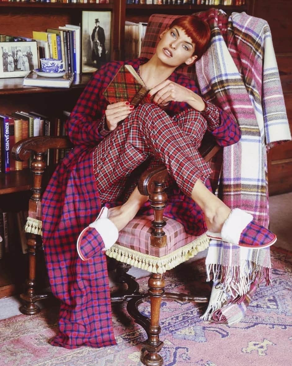 アーサー・エルゴートさんのインスタグラム写真 - (アーサー・エルゴートInstagram)「Pajamas all day @lindaevangelista in Scotland ⁠ @voguemagazine 1991⁠ Fashion Editor: @therealgracecoddington⁠ Hair: @bartpumpkin⁠ Makeup: @beingsonia」11月12日 22時00分 - arthurelgort