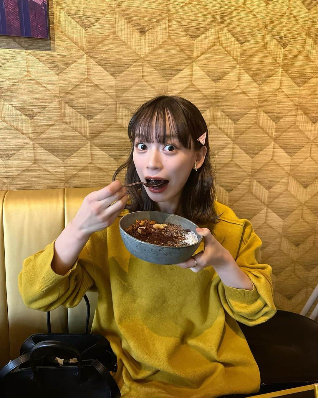 由布菜月さんのインスタグラム写真 - (由布菜月Instagram)「. カフェ行った日 いろんな角度からねらってくるぱてこさん🐶 .」11月12日 22時00分 - yufudayo