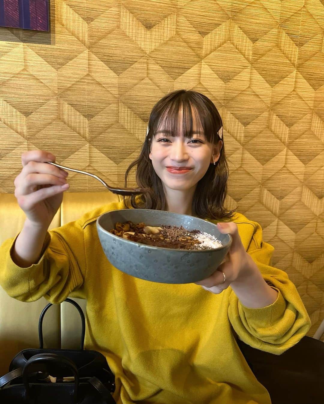 由布菜月のインスタグラム：「. カフェ行った日 いろんな角度からねらってくるぱてこさん🐶 .」
