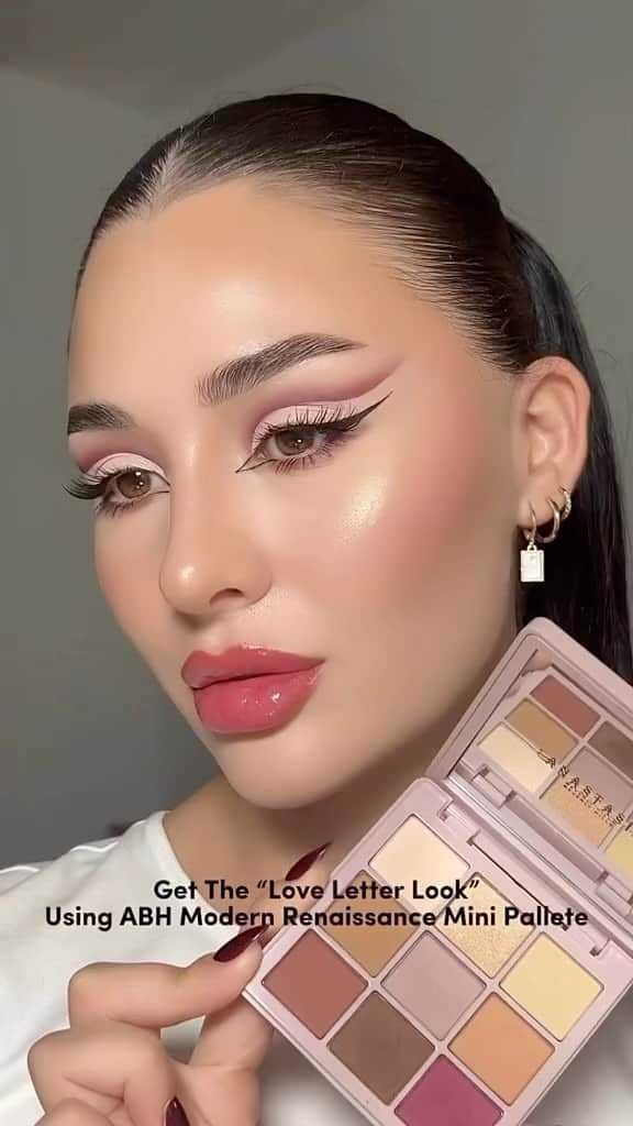 Anastasia Beverly Hillsのインスタグラム：「This look is BEYOND 🔥😍 @rociothinc (she/her) creates this stunning cut-crease glam using our NEW Modern Renaissance Mini Eyeshadow Palette, available now @ultabeauty! 💖  #AnastasiaBeverlyHills」
