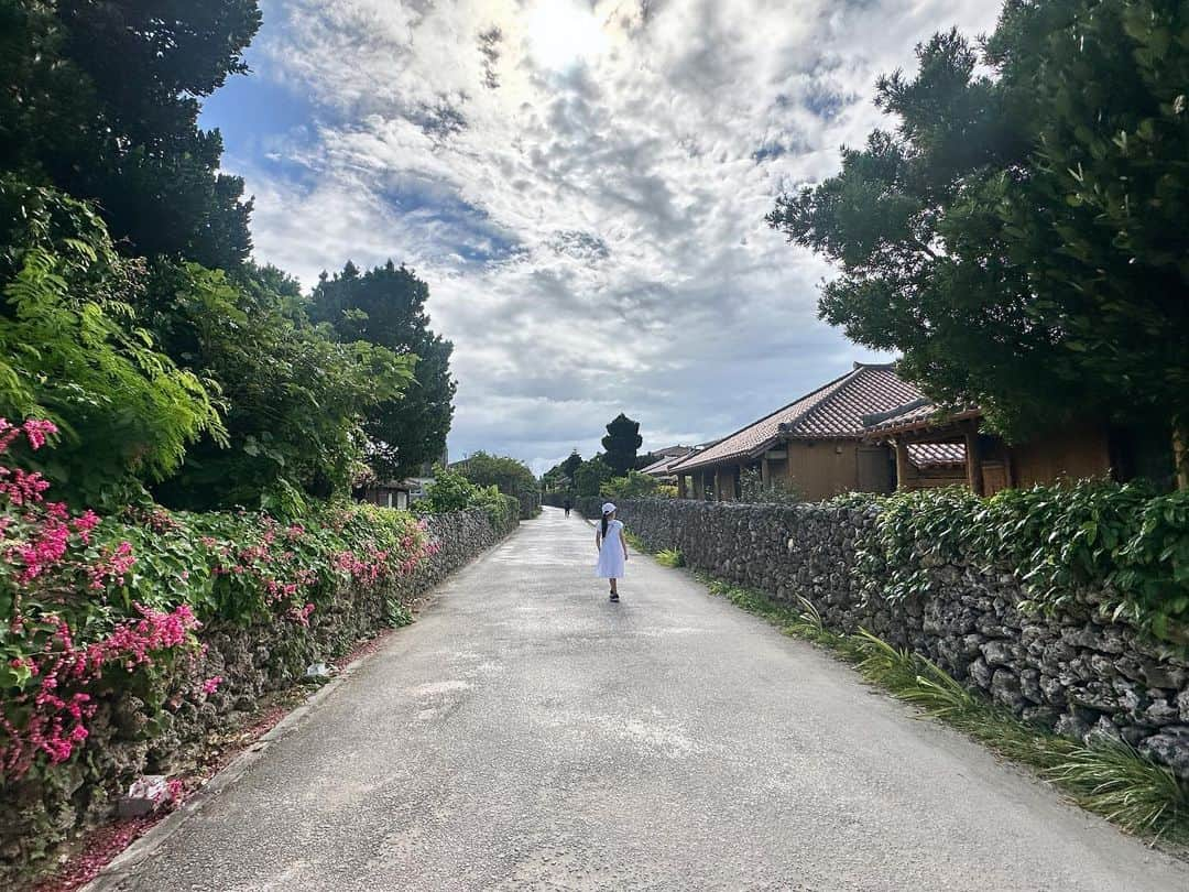 伊藤舞さんのインスタグラム写真 - (伊藤舞Instagram)「🏝️ 週末、石垣島へ。 初日、たまーに青空が見えたものの、 滞在中半分以上は雨。 なので、途中から食べ物の写真ばかり…笑 . そんな中でも、唯一雨に降られず楽しめた竹富島。 青空だったら最高だろうけれど、 曇り空の景色でも非日常感はたっぷり味わえました♡ . ARNEで旅記事を書こうと思っているので お楽しみに♡ . . #familytrip  #石垣島  #竹富島」11月12日 22時00分 - maiito_fbs