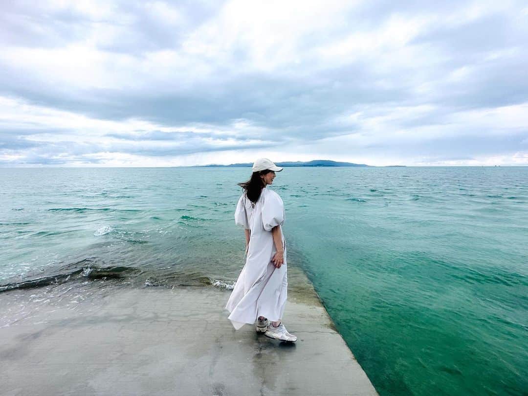 伊藤舞のインスタグラム：「🏝️ 週末、石垣島へ。 初日、たまーに青空が見えたものの、 滞在中半分以上は雨。 なので、途中から食べ物の写真ばかり…笑 . そんな中でも、唯一雨に降られず楽しめた竹富島。 青空だったら最高だろうけれど、 曇り空の景色でも非日常感はたっぷり味わえました♡ . ARNEで旅記事を書こうと思っているので お楽しみに♡ . . #familytrip  #石垣島  #竹富島」