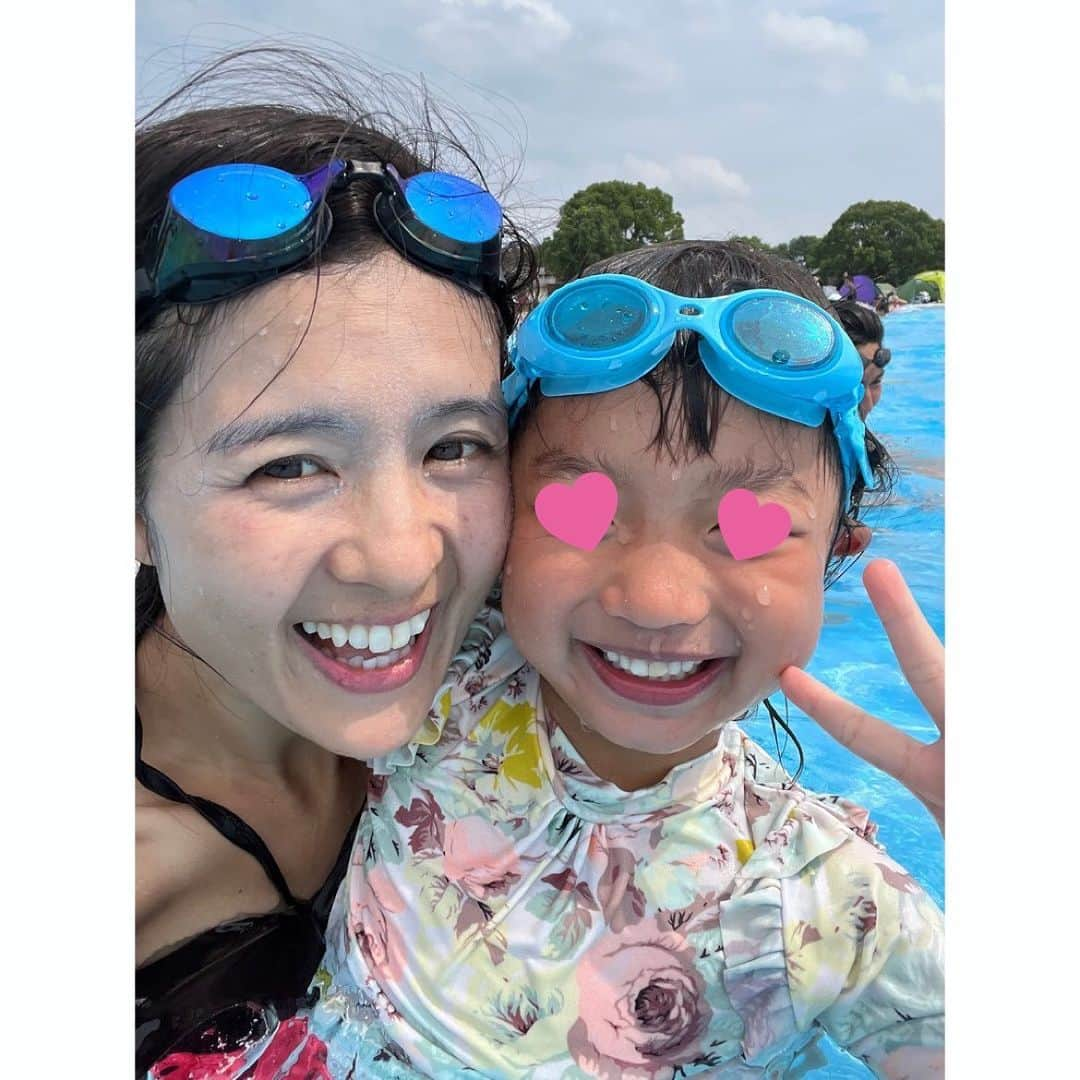 望月みささんのインスタグラム写真 - (望月みさInstagram)「一気に寒くなってしまった今日…❄️ 夏女にはしんどい季節です🥶 夏の想い出に浸りながら次の夏を待つしかない…🌴www  今年の夏はプールにも1回行けた😆💕 スイミング習ってないのに浮き輪なしでもガンガン泳ぐようになった、なのりの🤣 子供に負けじと、相変わらずどんな所でもガチゴーグルつけて子供と一緒にガンガン泳ぐ父母www 一生水の中にいたい……🥺 今年の夏も…シミ…増えただろうなぁ🙃w  実はこの日もプールから帰ってオットちゃんはそのまま仕事へ😂 ハードでも夏大好き海人ファミリーは夏を楽しむ為なら頑張れる🤣  はぁ…夏はまだかなぁ🥹  #時差スタグラム#今年の想い出は今年のうちに#太陽が眩しくて目が開いてない#それが夏の太陽#🌞まさかのあと1.5ヶ月で今年が終わると言う事実#夏女#寒いのは苦手#夏よ来い#☀️#🏊」11月12日 22時02分 - mochizuki.misa