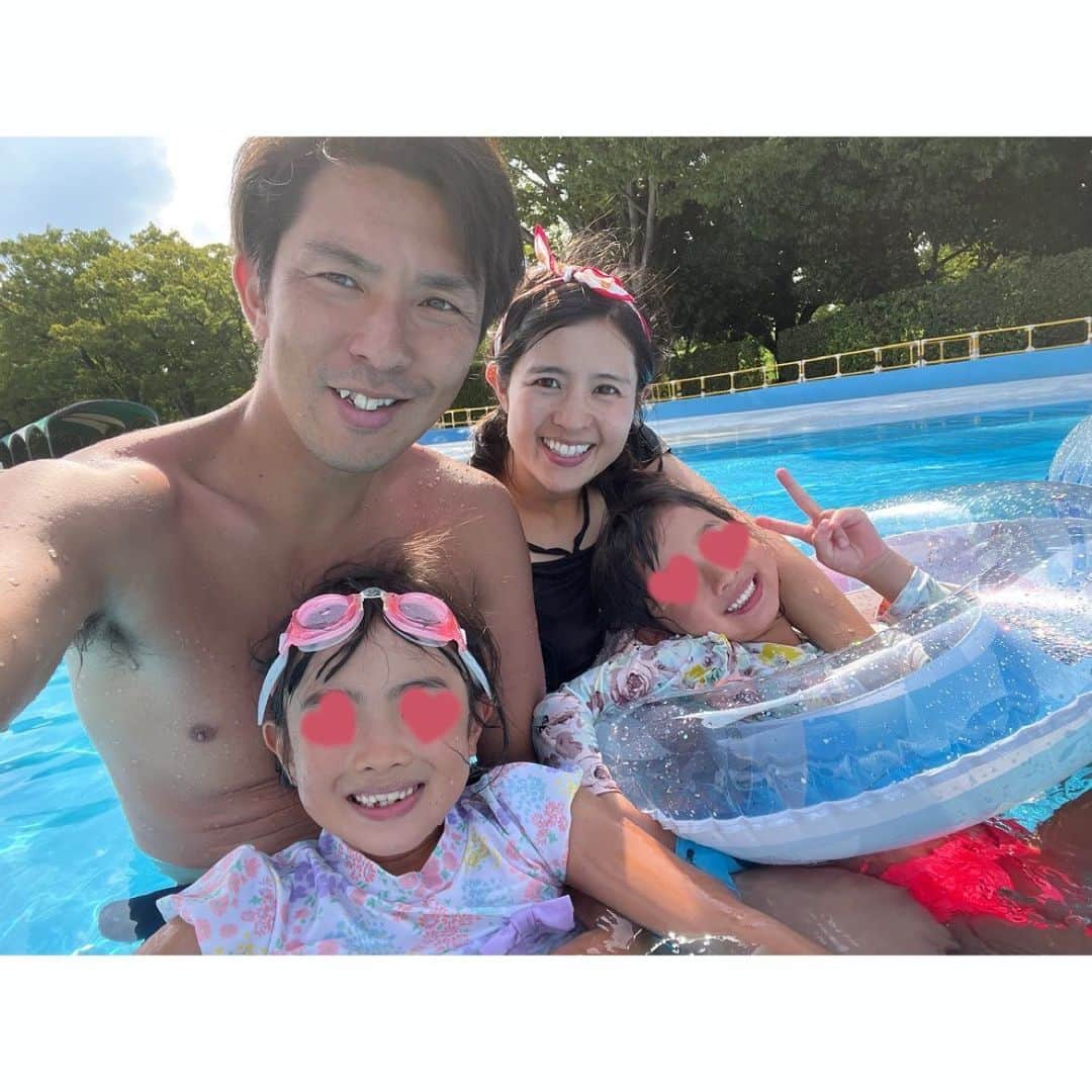 望月みささんのインスタグラム写真 - (望月みさInstagram)「一気に寒くなってしまった今日…❄️ 夏女にはしんどい季節です🥶 夏の想い出に浸りながら次の夏を待つしかない…🌴www  今年の夏はプールにも1回行けた😆💕 スイミング習ってないのに浮き輪なしでもガンガン泳ぐようになった、なのりの🤣 子供に負けじと、相変わらずどんな所でもガチゴーグルつけて子供と一緒にガンガン泳ぐ父母www 一生水の中にいたい……🥺 今年の夏も…シミ…増えただろうなぁ🙃w  実はこの日もプールから帰ってオットちゃんはそのまま仕事へ😂 ハードでも夏大好き海人ファミリーは夏を楽しむ為なら頑張れる🤣  はぁ…夏はまだかなぁ🥹  #時差スタグラム#今年の想い出は今年のうちに#太陽が眩しくて目が開いてない#それが夏の太陽#🌞まさかのあと1.5ヶ月で今年が終わると言う事実#夏女#寒いのは苦手#夏よ来い#☀️#🏊」11月12日 22時02分 - mochizuki.misa