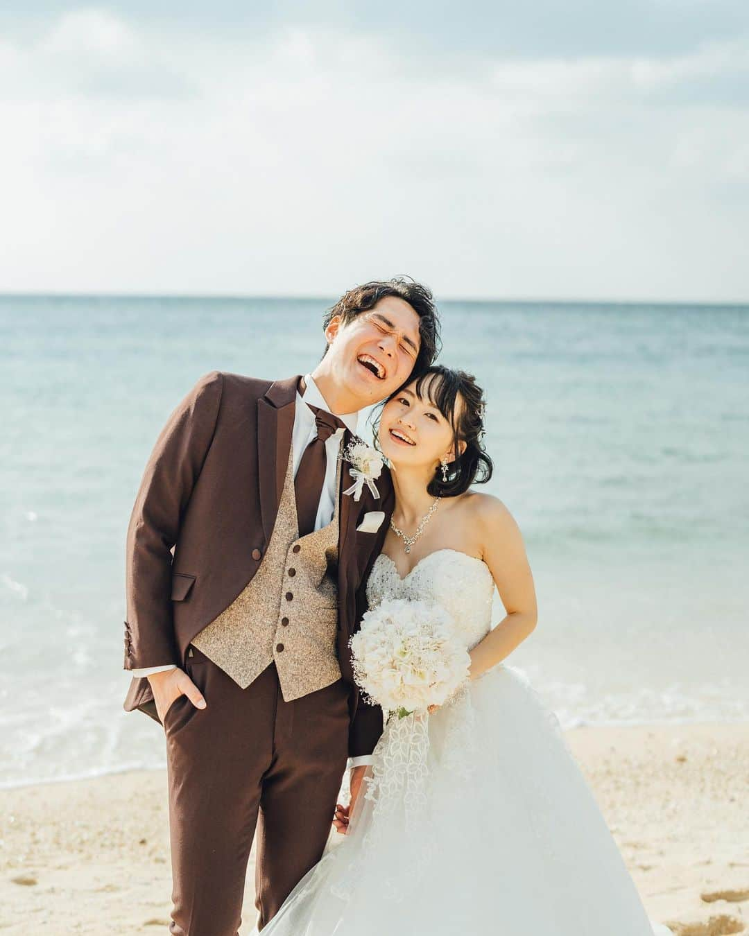 あーちゃんさんのインスタグラム写真 - (あーちゃんInstagram)「無事結婚式が終わりました🌻  高校生の頃から幸せの象徴とも言える結婚式関係のお仕事に就きたいなと思って、給仕やフォトグラファーをしてきました。 素敵な式をたくさん見てきたけど自分自身は特に人前に出ることも好まないし、莫大なお金もかかるので 「自分の結婚式は別にしなくてもいいかな」と思っていたけど、やっぱり家族に感謝の気持ちを伝えたいな、あの幸せな空間を見せてあげたいな。という思いから、 沖縄旅行ついでの結婚式を挙げることにしました🎉  最初は無難に終われば、、、と思ってたのに、 いやどうせやるならとことんやったろ！！！といつの間にか火がついてしまってそこからはもう大変だった、、！笑 拘りつつ、節約しつつ、自分たちらしい楽しい結婚式ができたのではないかなと思います。  こんちゃんのお友達でメンバーになりつつある中村さんをはじめ、 UUUMのマネージャーさんやKADOKAWAスタッフさん、 式場スタッフさんを巻き込んでの大規模なドッキリや、 視聴者さんからのプレゼントで構成されたウェルカムグッズなどたくさんの方の力をお借りしました。 そしてYouTubeを観て下さり、楽しんでくれたみなさんのお陰で私自身も忘れられない大切な日になりました。 本当にありがとうございました！！ これからもよろしくお願いします☺️  ---------------------------------------  Photo by スーパーカメラマン元気さん🎉 @genki_moriya」11月12日 22時03分 - akari.k22