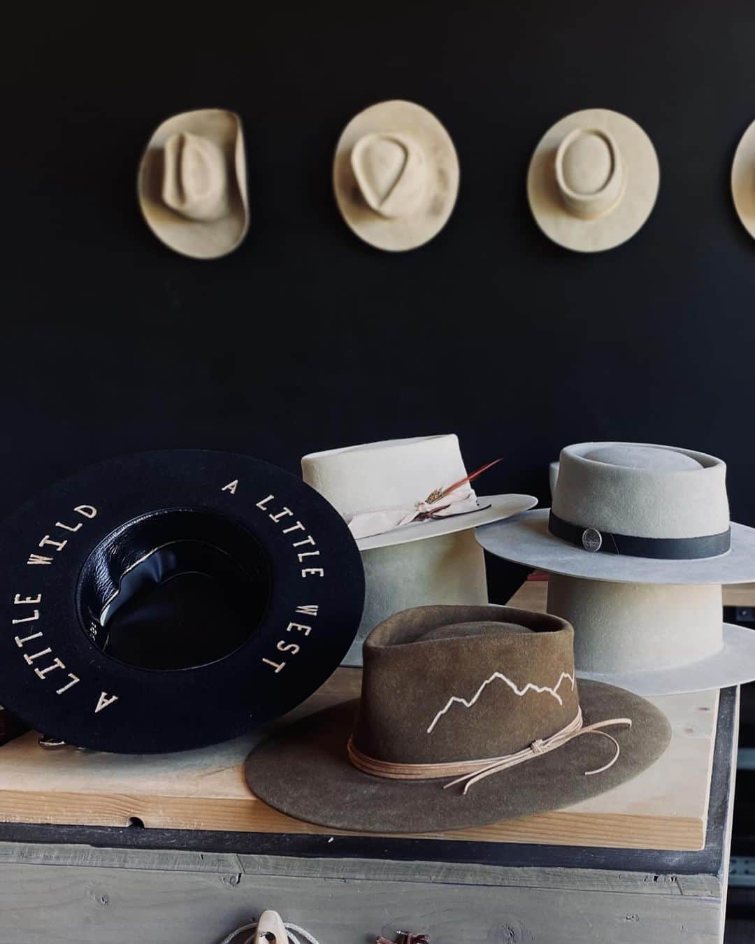 FOLKさんのインスタグラム写真 - (FOLKInstagram)「There are hat makers, and then there are artists that make hats. @montanaterritoryhatco is creating wearable art with each hat they make. #americanmade #makermade」11月12日 22時05分 - folkmagazine