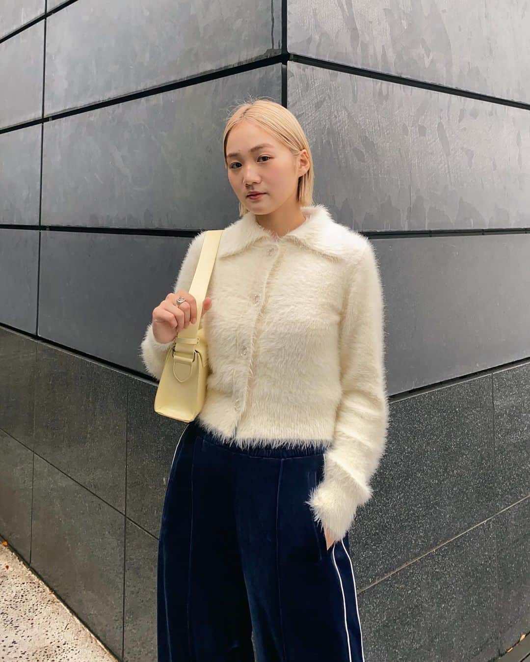 MOUSSY SNAPのインスタグラム：「#MOUSSYSNAP  -KNIT TOPIX PRICE FAIR- 今すぐ使えるニットアイテムをお得にゲット。  ・FAUX PEARL BUTTON STAND FRILL CARDIGAN(010GA270-6330) ・CROPPED STITCHING KNIT(010GAG70-5730) ・OVERSIZED CARDIGAN(010GA770-6760) ・FEATHER YARN KNIT SHIRT(010GAS70-6180) 全国のMOUSSY店舗／SHEL'TTER WEBSTORE／ZOZOTOWNにて発売中。  #MOUSSY」
