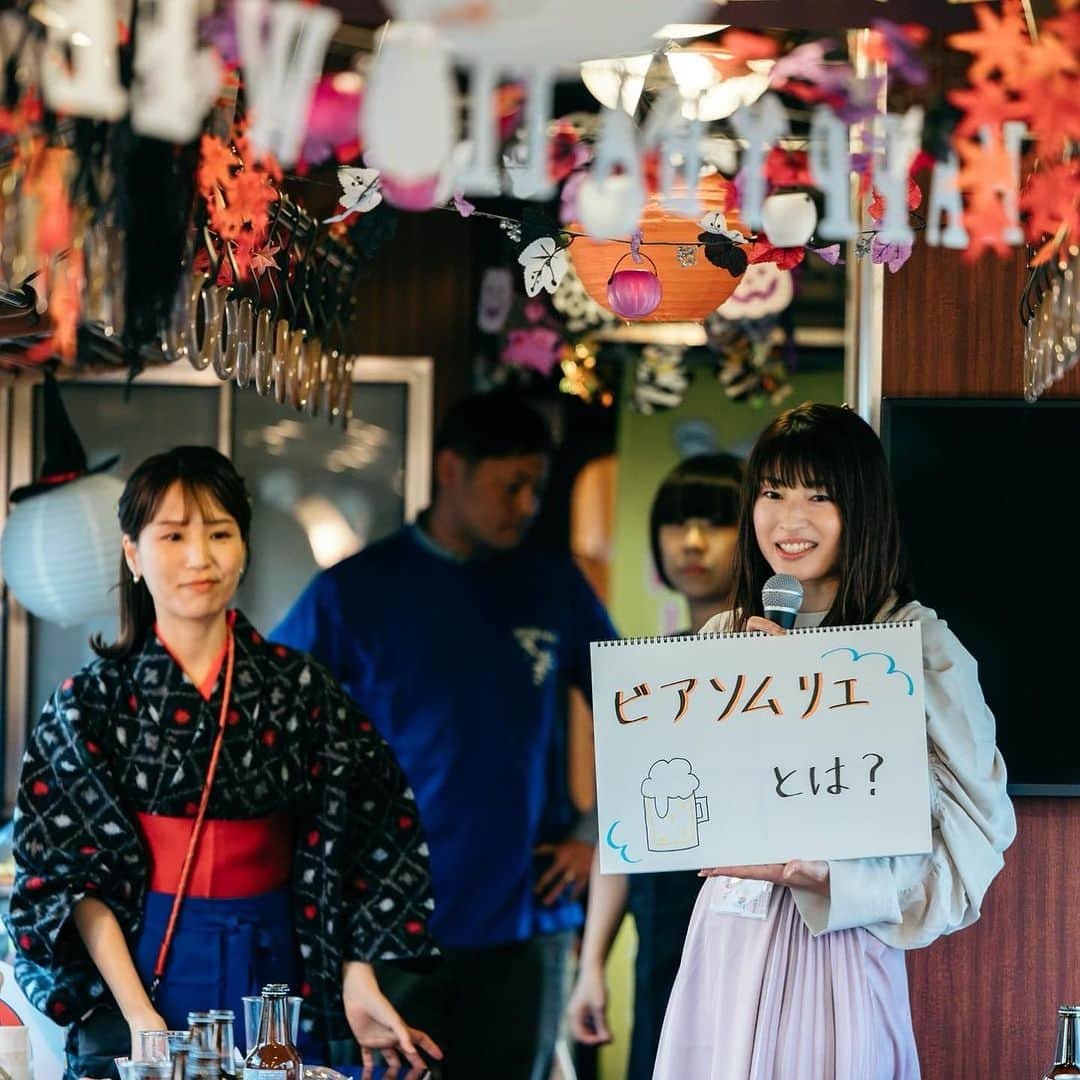 北川楓夏さんのインスタグラム写真 - (北川楓夏Instagram)「ゆり鉄イベントではビアソムリエとして 少しお話もさせていただきました！🍺  ビールの原料から、種類の違い、ホップの話など。 秋田の地ビールとしてあくらビールさんもご紹介しました☆  そんなゆり鉄イベントの様子が本日 24:30〜放送のABSラジオ「フリースタイル」で放送されます📻  ビアの話はないと思いますが、きっとあの列車の雰囲気が伝わるいい編集がされていると思います(鮎美パイセン頑張ってました!)ぜひお聴きください☺️  時間が遅いので寝ちゃっても radikoで1週間以内はさかのぼり再生できます！🙆🏻‍♀️  #akita #秋田 #由利高原鉄道 #ゆり鉄 #鉄ヲタ #乗り鉄 #ジャパンビアソムリエ #ビアソムリエ #クラフトビール #貸切列車 #ハロウィン列車 #ノスタルジックトレイン #矢島 #羽後本荘 #ABSラジオ #フリースタイル」11月12日 22時09分 - fuka.kitagawa