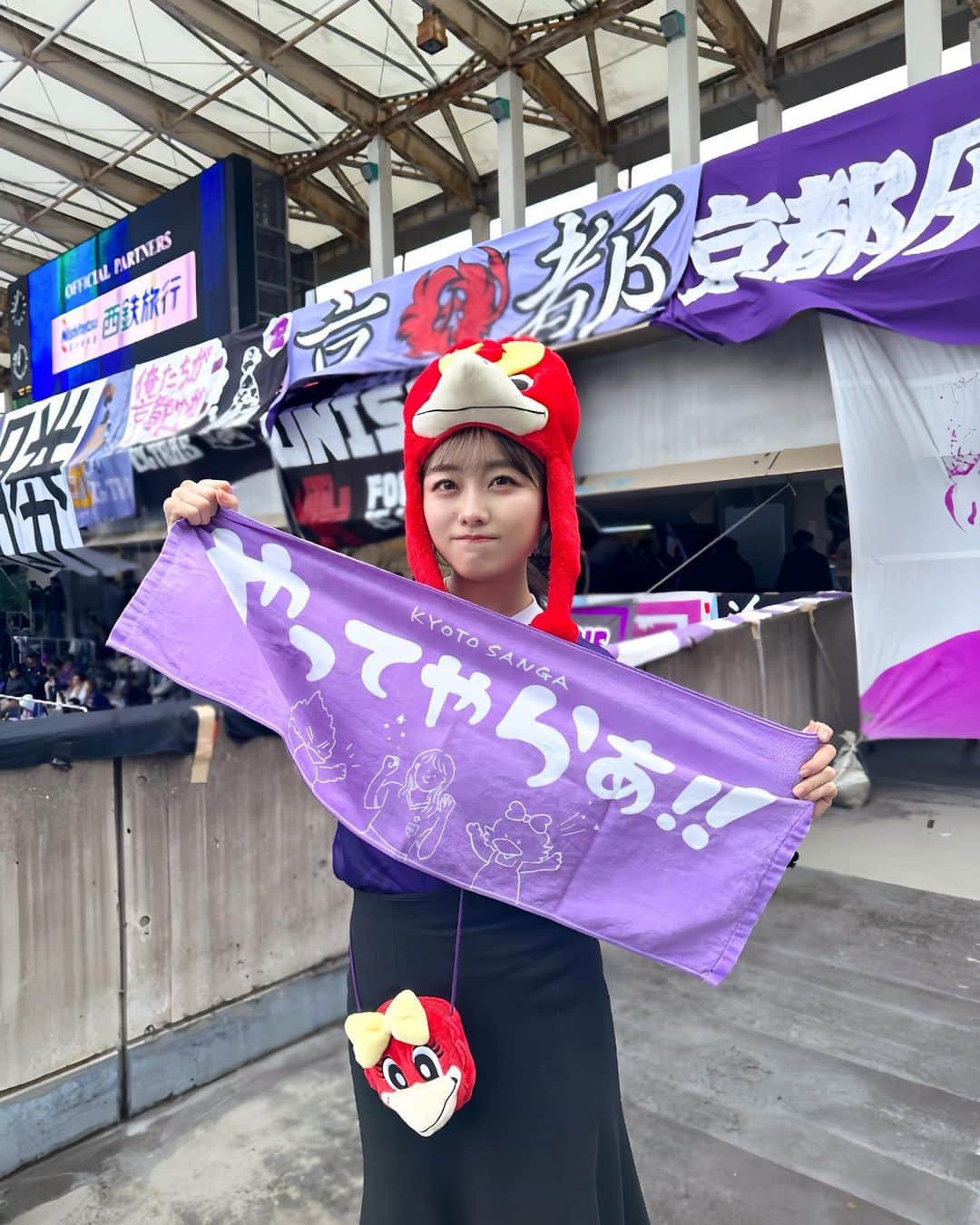 志賀可奈子のインスタグラム：「ずっと行きたかった等々力⚽️  勝利まであと一歩でしたが、 立て続けに入る得点に胸が熱くなりました。 あの盛り上がりが本当に楽しい、、  試合後は寒すぎて顔が紫色でした🤦🏻‍♀️💧 皆さんどうか風邪などひかれませんように🍵  今シーズンはあと2試合です！ 11/25(土)#セレッソ大阪 戦@ヨドコウ桜スタジアム 12/3(日)#横浜Fマリノス 戦@サンガスタジアム  笑って終わりましょう💪🏻🌟  #京都サンガ #川崎フロンターレ #等々力陸上競技場  #サッカー観戦 #stadium #football」