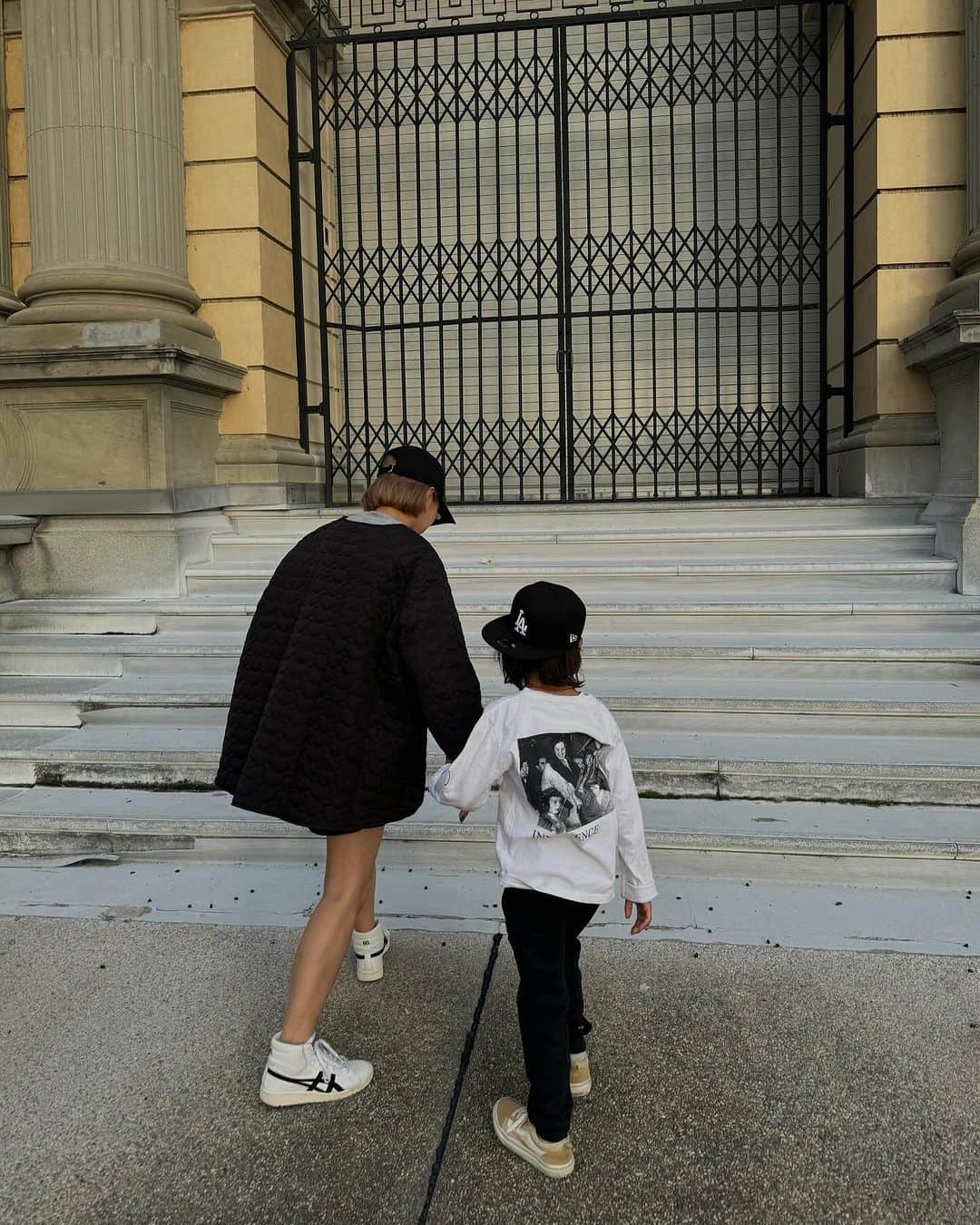 Erikaさんのインスタグラム写真 - (ErikaInstagram)「2人で、階段の下にある 🦌の💩 を  ママ〜、めっちゃ階段の下やばいで。 めっちゃあるな〜 ゆうて、  飛び越えるじゃーーんぷ 🦌  ディティール タグ付けしてます 🏷  NEW ERA クーポン 🎫 は 明日の朝までだよ〜。 母も便乗して、 LAリンク〜🖤  #奈良公園#🦌#親子コーデ#lajour#lagemme」11月12日 22時11分 - 911erika