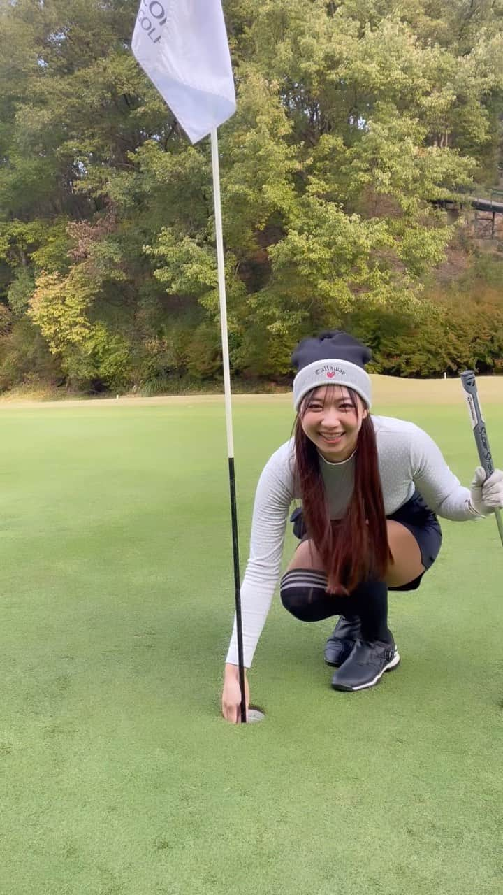 江原詩織のインスタグラム：「ゴルフあるある⛳️  パターはショートすると絶対に入らない🙅‍♀️  ので、  バーディーチャンスもカップをオーバーするように打たねばならない！！  けど、  ひよってショートしてしまい、安全にパーを取ってしまう…🐣💦💦笑  #ゴルフあるある #緑野カントリークラブ  #秋 #パター #パッティング #putter #putting #birdie #ゴルフ初心者 #ゴルフ部 #ゴルフ上手くなりたい #ゴルフ好きとつながりたい #golfswing #女子ゴルフ #ゴルフ女子 #ゴルフ男子 #ゴルファー #golfrange #golflife #golfer #golf #골프 #กอล์ฟ #高尔夫球 #golfstagram #instagolf」