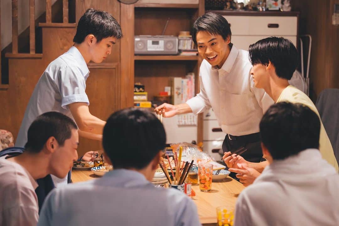 菅生新樹さんのインスタグラム写真 - (菅生新樹Instagram)「日曜劇場 #下剋上球児   第5話のご視聴ありがとうございました！！  日沖は卒業をして、社会人になりました✌️✌️  社会人になっても練習には顔を出すし、なんといってもやっぱりみんなに会いたいんです笑笑  そして南雲先生の家に突撃して、久しぶりに会って沢山笑って話をしました。  先生と僕たちの絆は変わりませんし、一緒に過ごしてきた時間も嘘じゃないです。  部員たちもそれぞれが少しずつ成長してました。  一年前と比べると顔つきが違うし、野球に対しての意識も全然変わってきてました。  来週の6話、越山2度目の夏です。  新しい一年生たちも加わったみんなで負の歴史変えるぞ！！！  6話もお楽しみに！！  #tbs  #日曜劇場  #下剋上球児  #日沖誠  #菅生新樹」11月12日 22時12分 - sugouaraki_official