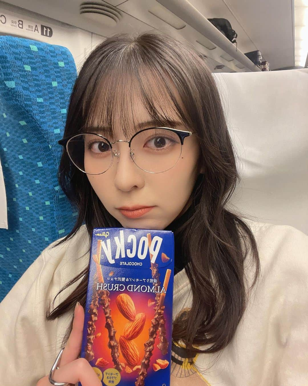 谷口茉妃菜さんのインスタグラム写真 - (谷口茉妃菜Instagram)「・ 福ちゃんにポッキー貰って 〝 あ、ポッキーの日 〟って気づいた日 隣のヒトはプリッツ食べてました👩🏻11  アイドルのオンオフ写真...👀🫦  #stu48 #idol #instagood #instalike  #ポッキーの日」11月12日 22時14分 - officialmahina__