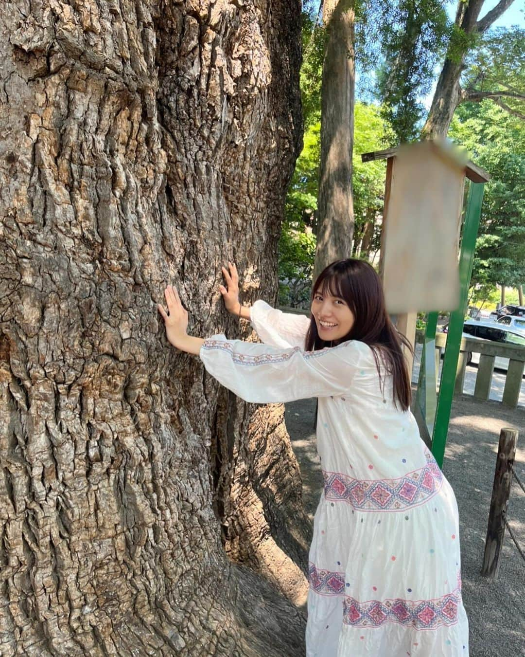 松永有紗のインスタグラム：「マネージャーです🦭  #世にも奇妙な物語  をご覧になってくださった皆様、ありがとうございます😀 歴史のある作品に携われて、 とても素敵な時間でした！  その奇妙な撮影の合間に立ち寄った、 #パワースポット で🏋️‍♀️ 充電中#松永 さん⚡️ の#オフショット ！  #写真  #charge  #power  #photo  #happy #photography」