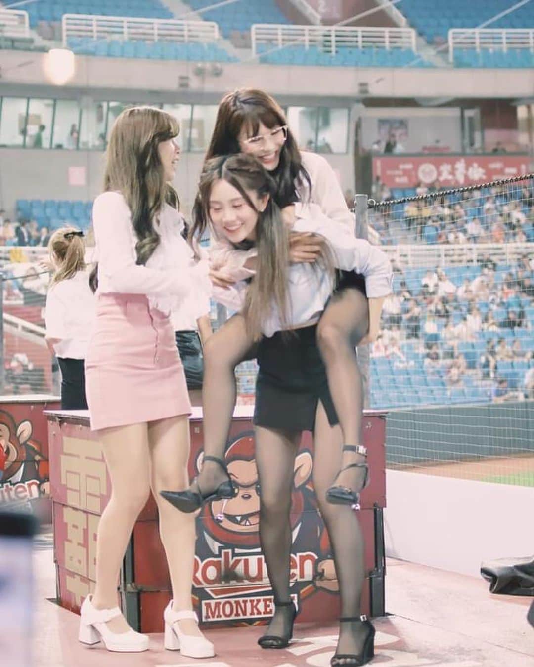 琳妲のインスタグラム：「⚾️🐒 沒事啊 大家都很努力了 跌倒了就再戰起來！ 明年繼續奮鬥下去💪🏻💪🏻💪🏻💪🏻  今年在球場跳舞跳得很開心 謝謝你們幫我們紀錄這麼鬧的照片 期待明年繼續見好嗎☺️  對了 今天晚上10:00首播女孩趴YT 我知道遲了 但我就是不定期更新😜  #琳妲是0蛋」