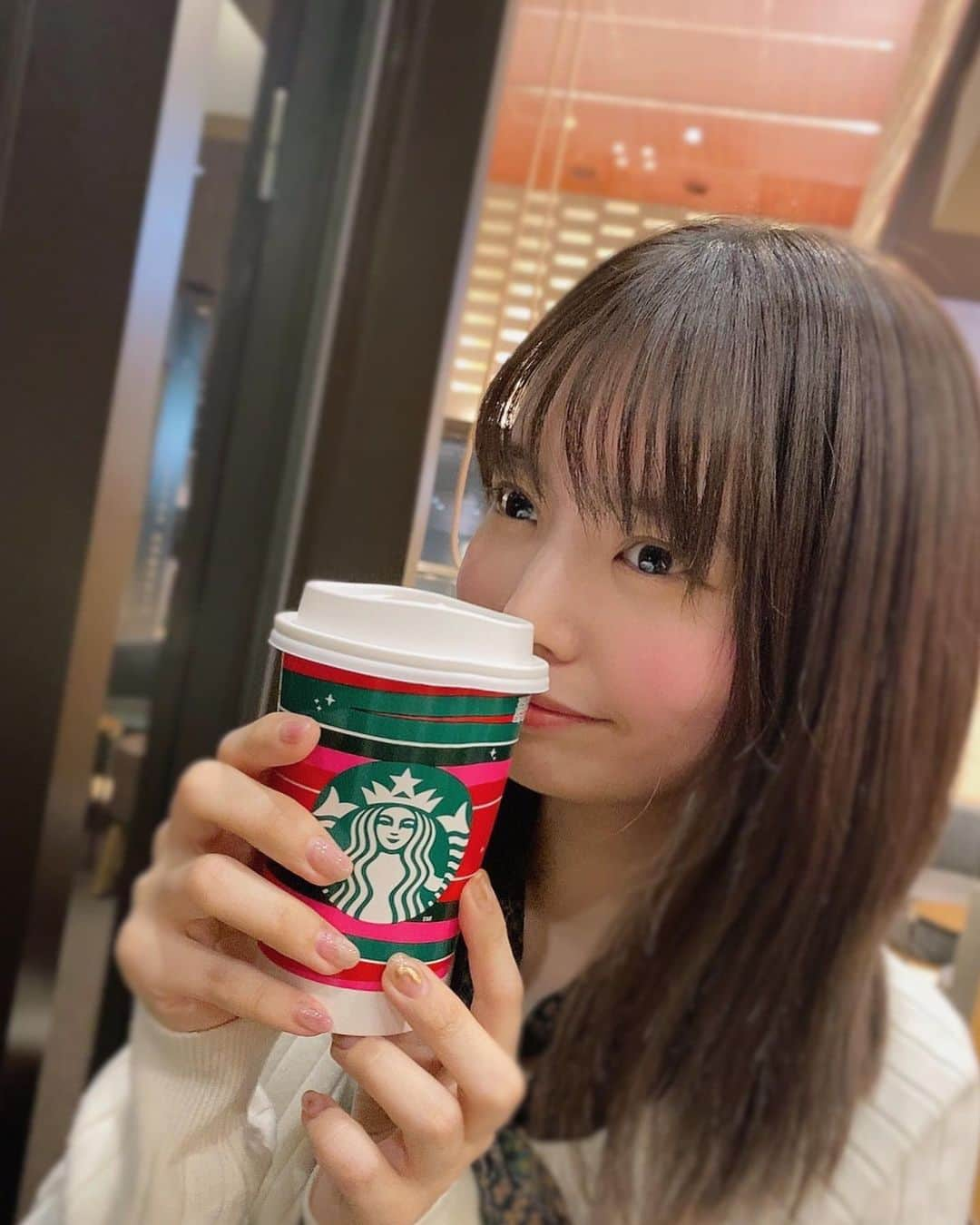 渕上舞さんのインスタグラム写真 - (渕上舞Instagram)「🍓 ⁡ ⁡ #ストロベリーメリークリームラテ 🎄 一気に寒くなったのでホットにしました☺︎ 皆さんもあたたかくして過ごしてくださいね~😮‍💨  ⁡ 先日、髪色も暗めにしました~ ✌︎ (今日は湿気でぼさぼさですみません…笑) ネイルは @lesable__risa さん🤍  #starbucks #スタバ新作 #スタバカスタム #天神 #友達と #福岡ニュアンスネイル #ジェルネイル #福岡ネイルサロン #シンプルネイル  .」11月12日 22時26分 - mai_fuchigami_48