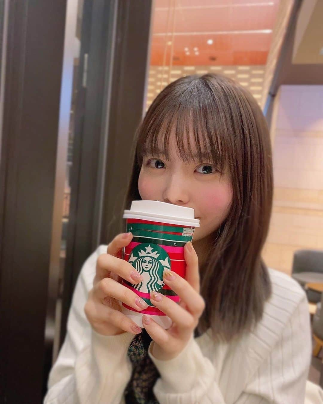 渕上舞さんのインスタグラム写真 - (渕上舞Instagram)「🍓 ⁡ ⁡ #ストロベリーメリークリームラテ 🎄 一気に寒くなったのでホットにしました☺︎ 皆さんもあたたかくして過ごしてくださいね~😮‍💨  ⁡ 先日、髪色も暗めにしました~ ✌︎ (今日は湿気でぼさぼさですみません…笑) ネイルは @lesable__risa さん🤍  #starbucks #スタバ新作 #スタバカスタム #天神 #友達と #福岡ニュアンスネイル #ジェルネイル #福岡ネイルサロン #シンプルネイル  .」11月12日 22時26分 - mai_fuchigami_48