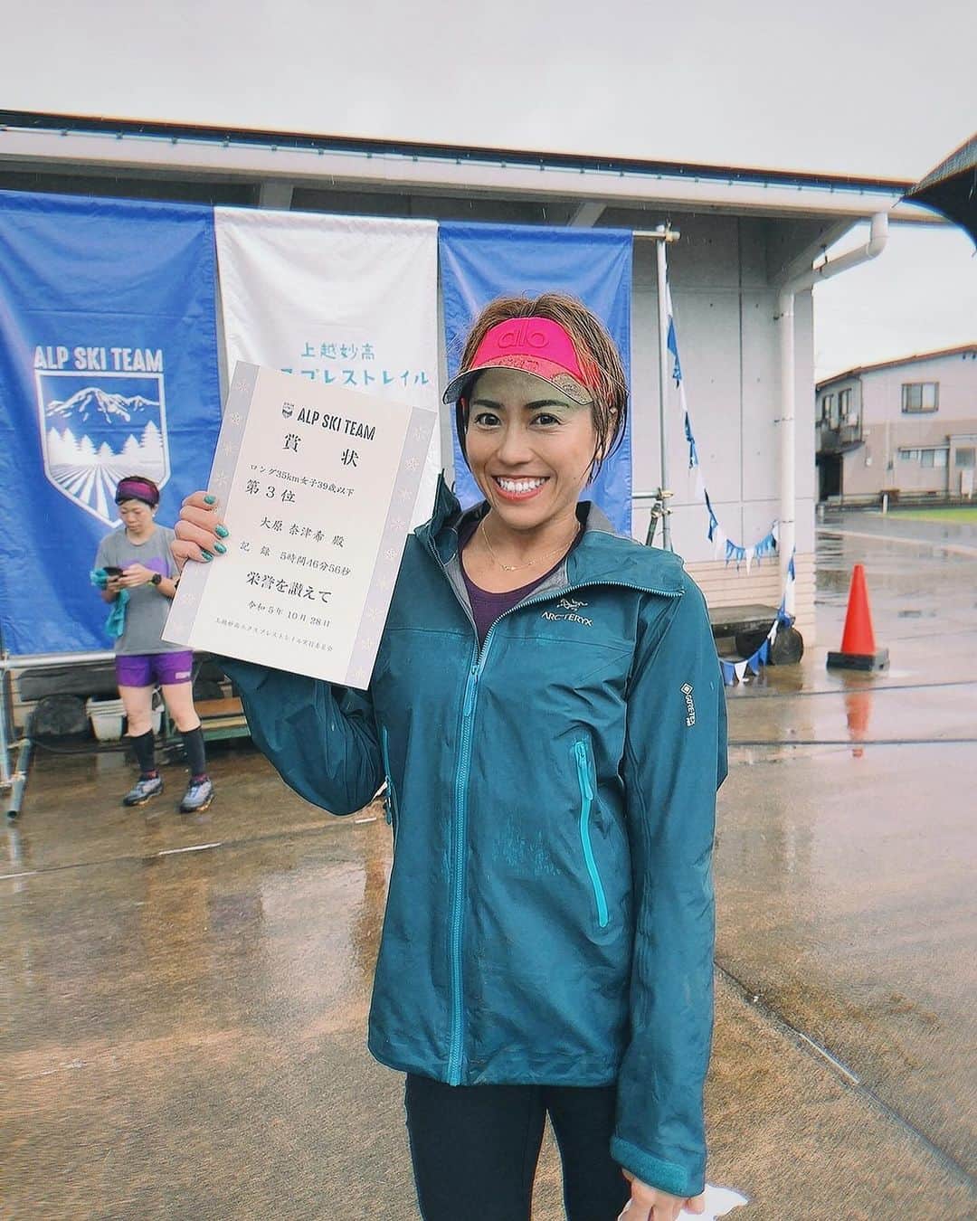 Natsuki（ナツキ）さんのインスタグラム写真 - (Natsuki（ナツキ）Instagram)「✊🏻‪ ̖́-‬ 更新滞ってる間に 11月なってた😂😂😂  先月末は 35キロのトレラン🏃に挑戦😎💕  とにかく完走が目標🏃‼️  雨の中☔ なんとか走りきれた〜😭🏃☔️  ラッキーなことに 年代別の表彰🎖️に食い込めたし笑  とにかく初めての長距離完走。🥹💕 普段は一切走らないから 超キツかったけど ほんとーに新鮮な刺激でした✌️  一緒に挑戦してくれた あやちゃん、ザウちゃん、かいちゃん、サポートゆきさん、ありがとー😘💕💕💕  #上越妙高エクスプレストレイル  #上越妙高 #トレイルランニング  #トレラン #山トレーニング #体力作り #arcteryx  #trailrunning  #training」11月12日 22時21分 - natsukiii78