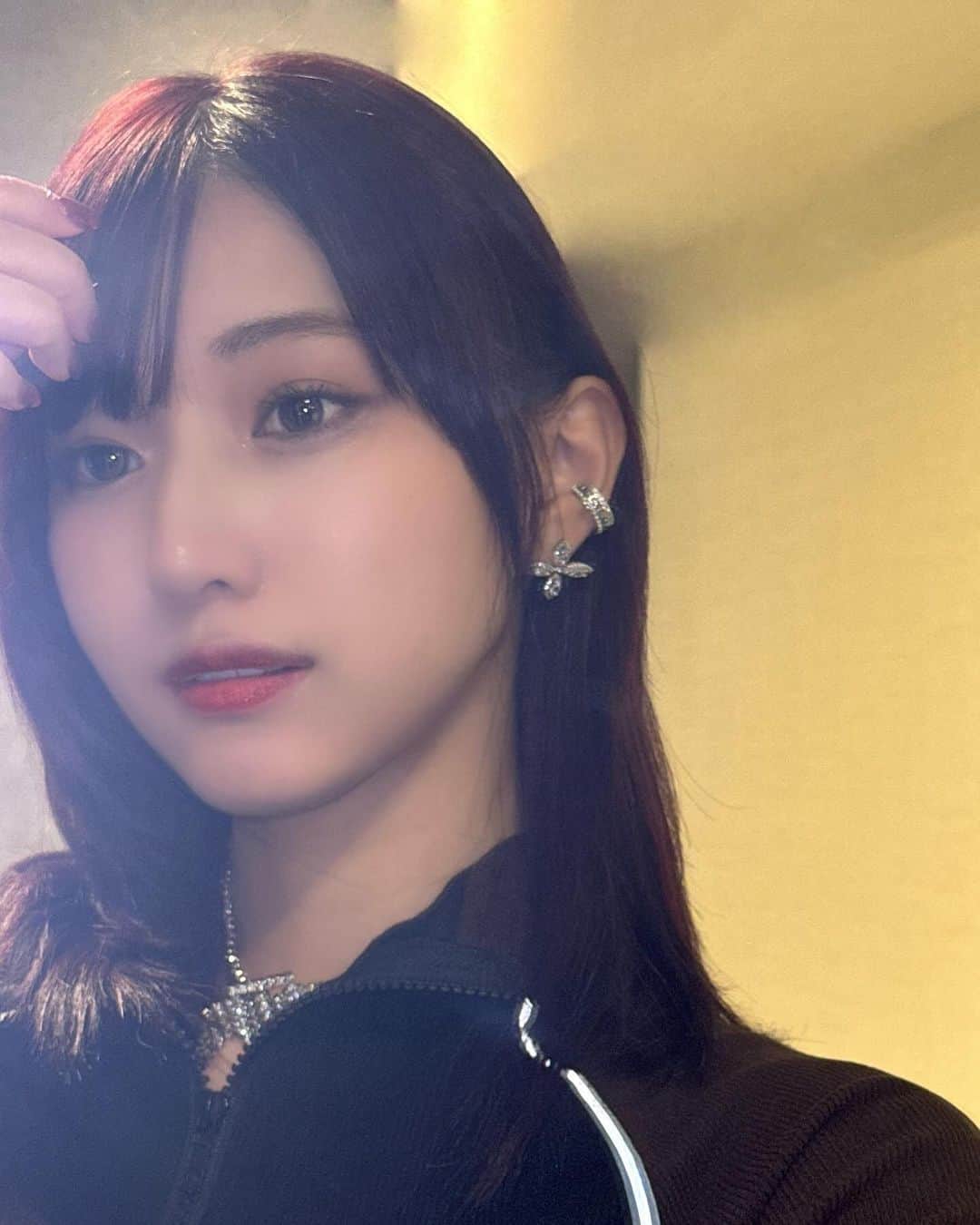 蟹沢萌子さんのインスタグラム写真 - (蟹沢萌子Instagram)「🪶 前髪分けました〜どうかな?  おまけのパッツンリボン⑅ ⑅」11月12日 22時23分 - kanisawa_moeko_