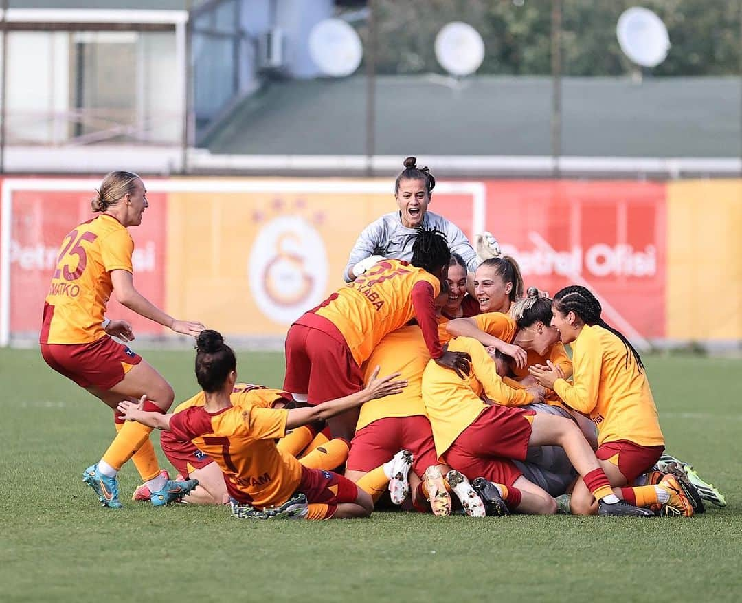 ガラタサライSKさんのインスタグラム写真 - (ガラタサライSKInstagram)「🦁 FLORYA’DA 3️⃣ PUAN BİZİM! 💪  Maç sonucu: Galatasaray @petrolofisi 2-1 Fenerbahçe Petrol Ofisi 👏  Tebrikler @kadinfutbolgs! 💛❤️」11月12日 22時23分 - galatasaray