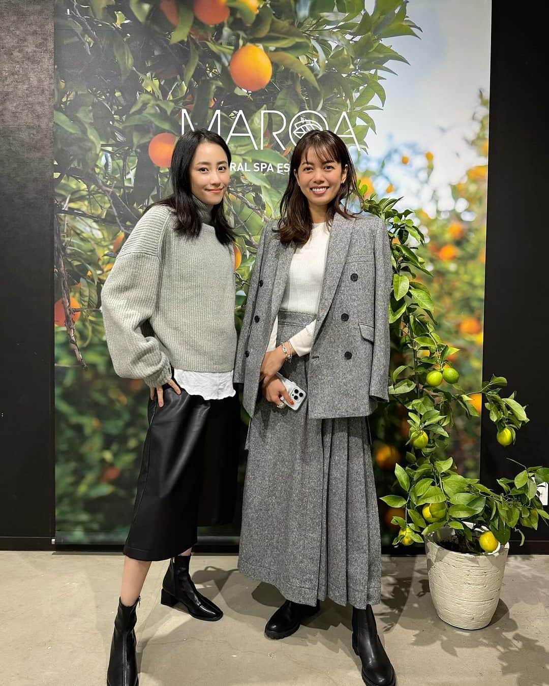 Rienaのインスタグラム：「愛用している @maroa_organic のフェミニンソープ  表参道でPOP UPをしていたので お邪魔して来ました✨  子供たちとのバスタイムはいつもバタバタだけど、MAROAのお陰で自分の為に唯一ゆっくり使う時間を作れている🧼  POP UPで、 スカルプケアブラシをゲットして来ました！！ 早速今日使ってみました 頭皮マッサージ最高に気持ち✨  毎日時短なバスタイムだけど、 また毎日の楽しみが増えた！  美和さんとパシャリ📷 とてもお綺麗でした🥹🥹🥹  #Riena」