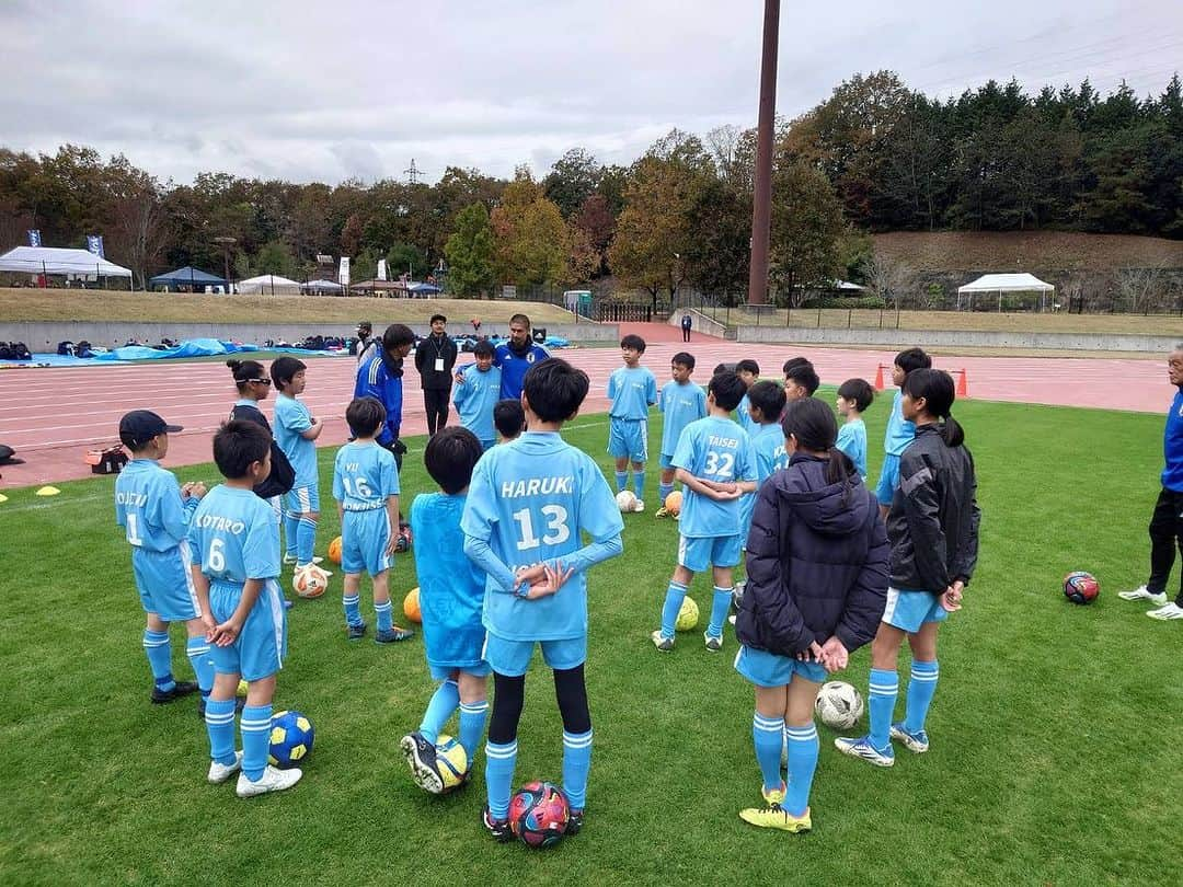 坪井慶介さんのインスタグラム写真 - (坪井慶介Instagram)「「宝くじドリームサッカーin庄原」  寒い中ではありましたが、子供達のエネルギーと庄原市選抜の皆さのんエネルギー、J-OBのおじさん達の全力プレーで寒さを吹き飛ばしました！！  全力で考える！全力でプレーする！全力で楽しむ‼️ （加地くんの挨拶） この挨拶の通り、会場に来てくださった皆さんも含めて、盛り上がりました👍👍  比婆牛カレーパンで地元の味も堪能！！  #宝くじ  #宝くじドリームサッカー  #庄原市  #サッカー教室  #金田喜稔 さん #本山雅志 と #サッカーキョウシツボイ  #ドリブルトレーニング で #スライディング しまくる😁 #スライディングボイ  #ミニゲーム は #もちろん  #大人気ない大人 です #大人との試合 は #ダッシュ 💨 #ダッシュボイ  #同い年5人 そろいましたー #比婆牛  #比婆牛カレーパン」11月12日 22時34分 - keisuke_tsuboi0916