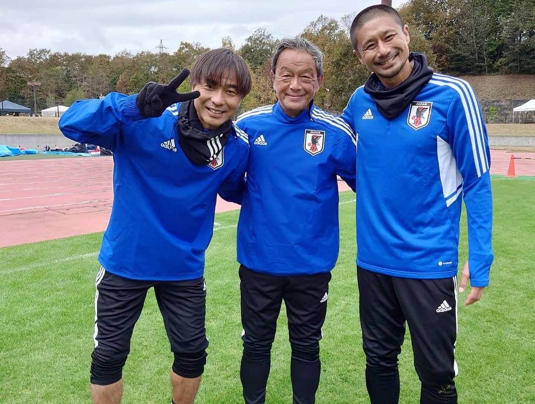 坪井慶介さんのインスタグラム写真 - (坪井慶介Instagram)「「宝くじドリームサッカーin庄原」  寒い中ではありましたが、子供達のエネルギーと庄原市選抜の皆さのんエネルギー、J-OBのおじさん達の全力プレーで寒さを吹き飛ばしました！！  全力で考える！全力でプレーする！全力で楽しむ‼️ （加地くんの挨拶） この挨拶の通り、会場に来てくださった皆さんも含めて、盛り上がりました👍👍  比婆牛カレーパンで地元の味も堪能！！  #宝くじ  #宝くじドリームサッカー  #庄原市  #サッカー教室  #金田喜稔 さん #本山雅志 と #サッカーキョウシツボイ  #ドリブルトレーニング で #スライディング しまくる😁 #スライディングボイ  #ミニゲーム は #もちろん  #大人気ない大人 です #大人との試合 は #ダッシュ 💨 #ダッシュボイ  #同い年5人 そろいましたー #比婆牛  #比婆牛カレーパン」11月12日 22時34分 - keisuke_tsuboi0916