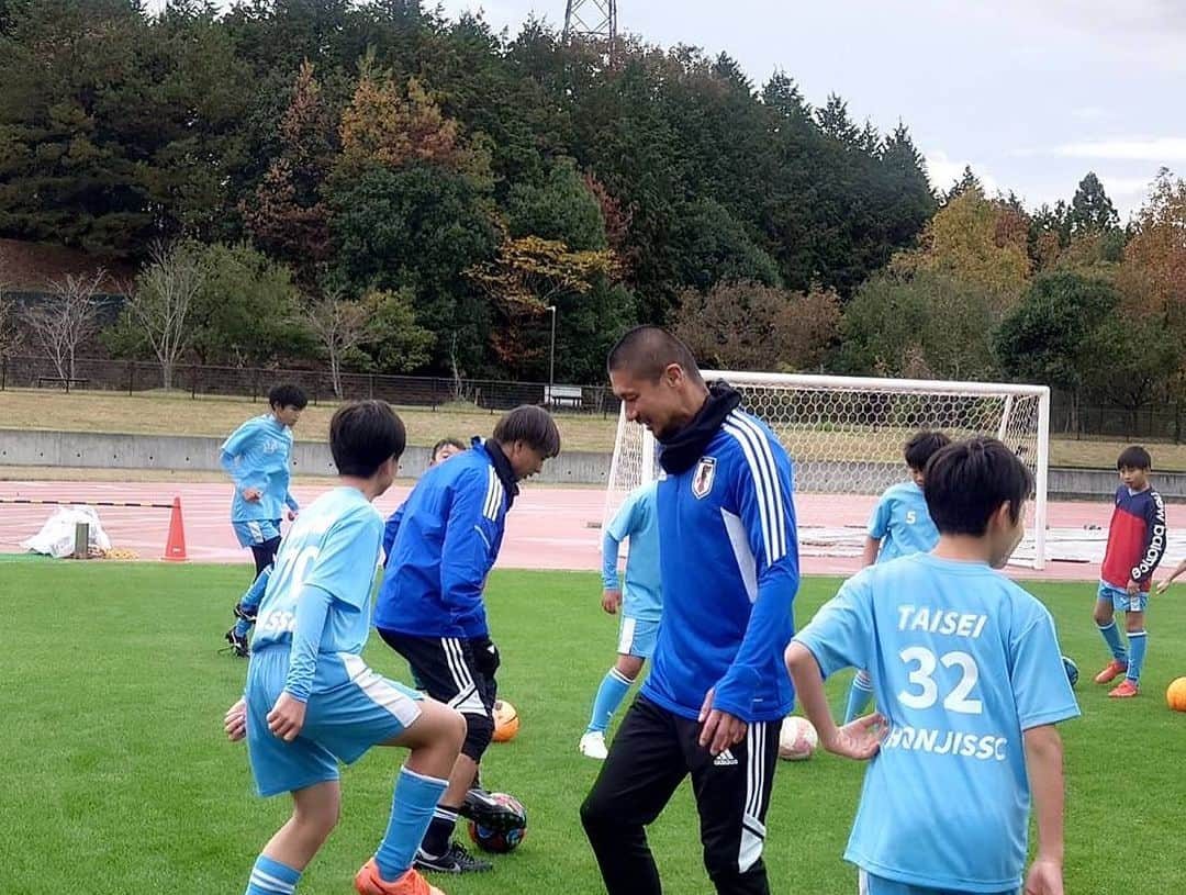 坪井慶介さんのインスタグラム写真 - (坪井慶介Instagram)「「宝くじドリームサッカーin庄原」  寒い中ではありましたが、子供達のエネルギーと庄原市選抜の皆さのんエネルギー、J-OBのおじさん達の全力プレーで寒さを吹き飛ばしました！！  全力で考える！全力でプレーする！全力で楽しむ‼️ （加地くんの挨拶） この挨拶の通り、会場に来てくださった皆さんも含めて、盛り上がりました👍👍  比婆牛カレーパンで地元の味も堪能！！  #宝くじ  #宝くじドリームサッカー  #庄原市  #サッカー教室  #金田喜稔 さん #本山雅志 と #サッカーキョウシツボイ  #ドリブルトレーニング で #スライディング しまくる😁 #スライディングボイ  #ミニゲーム は #もちろん  #大人気ない大人 です #大人との試合 は #ダッシュ 💨 #ダッシュボイ  #同い年5人 そろいましたー #比婆牛  #比婆牛カレーパン」11月12日 22時34分 - keisuke_tsuboi0916